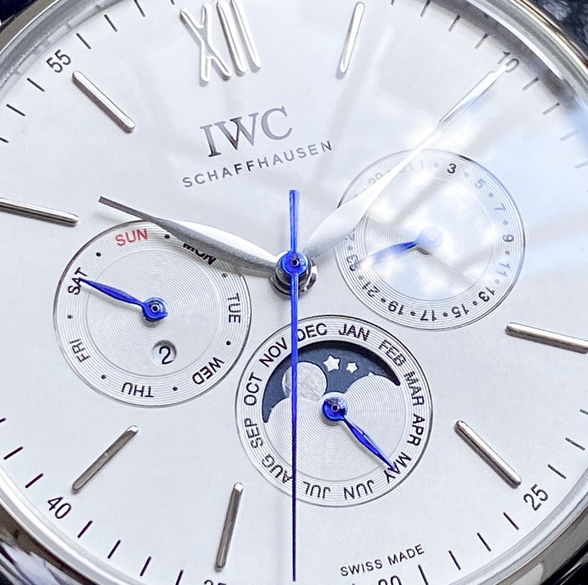 🔥顏值巔峰  傾情演繹🔥
IWC旗下最耀眼的明星，萬年一瞬，品鑒IWC萬國柏濤菲諾萬年曆腕表！
1⃣️ 【機芯】採用3836-2型自制機芯，其機芯運轉穩定，月相處更是1:1還原正品，在光線下月相中的星星太陽更是明亮發光，走時精准，幾乎零返修！
2️⃣【表殼】正品開模，1:1完美還原！腕表尺寸40mm，整個表殼採用獨家研發的CNC精磨工藝，與原裝工藝效果如出一轍！
3️⃣【錶盤】錶盤12刻度細節精益求精，1:1還原鍍銀錶盤，9位更是1:1還原閏年設計，採用雙面防反光拱形鍍膜鏡面，使其整體錶盤質感更佳