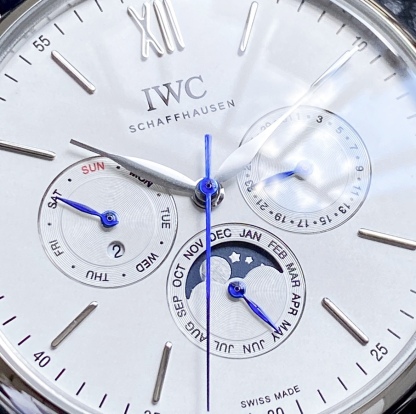 🔥顏值巔峰  傾情演繹🔥
IWC旗下最耀眼的明星，萬年一瞬，品鑒IWC萬國柏濤菲諾萬年曆腕表！
1⃣️ 【機芯】採用3836-2型自制機芯，其機芯運轉穩定，月相處更是1:1還原正品，在光線下月相中的星星太陽更是明亮發光，走時精准，幾乎零返修！
2️⃣【表殼】正品開模，1:1完美還原！腕表尺寸40mm，整個表殼採用獨家研發的CNC精磨工藝，與原裝工藝效果如出一轍！
3️⃣【錶盤】錶盤12刻度細節精益求精，1:1還原鍍銀錶盤，9位更是1:1還原閏年設計，採用雙面防反光拱形鍍膜鏡面，使其整體錶盤質感更佳