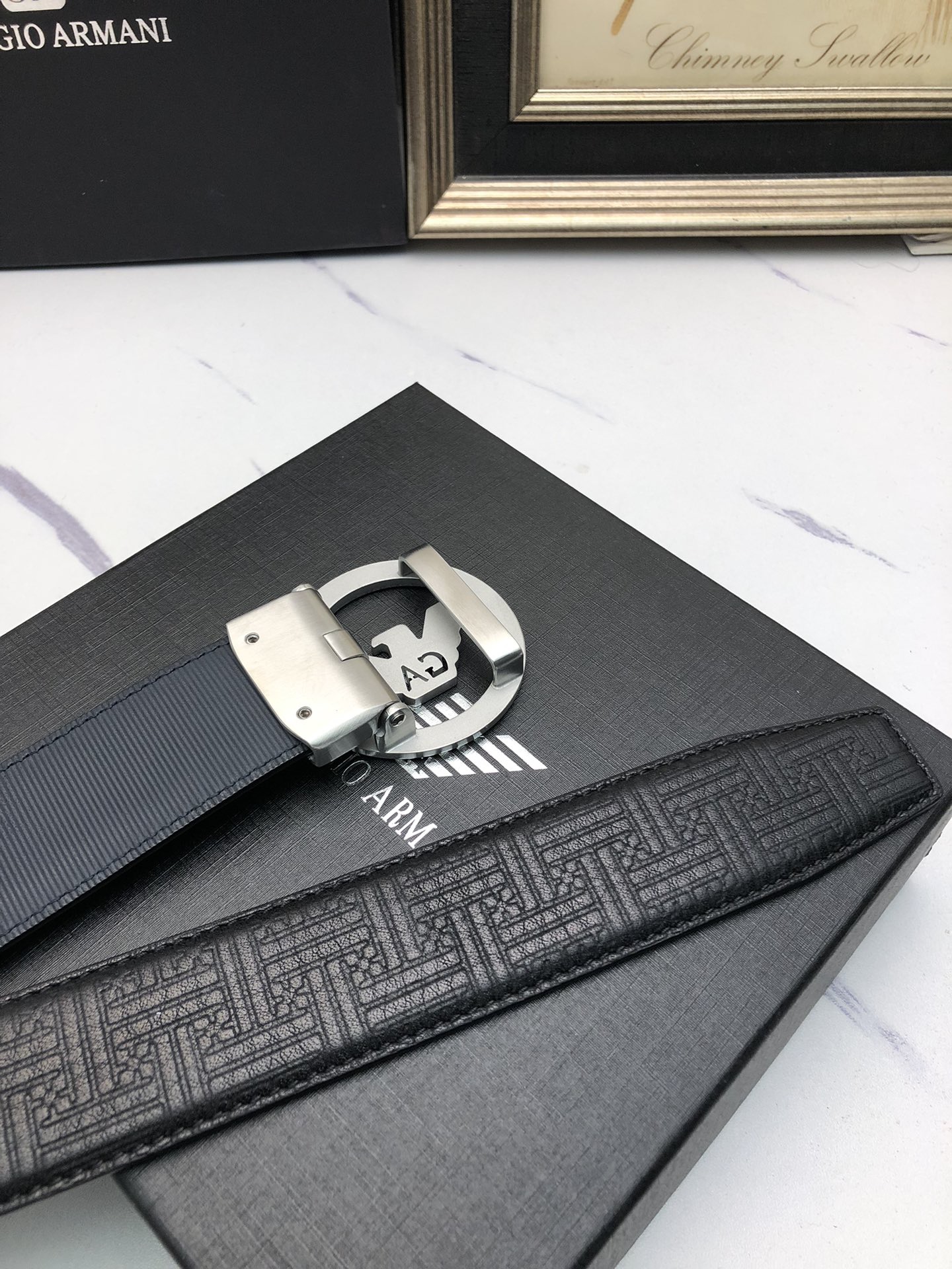 阿曼妮：原單頭層牛皮燙印花紋面，內襯頭層小牛皮底，搭配原單自動扣，可裁剪的自動帶，此款腰帶面雙採用意大利原定廠制進口牛皮帶身 ，對專版櫃足寬3.5