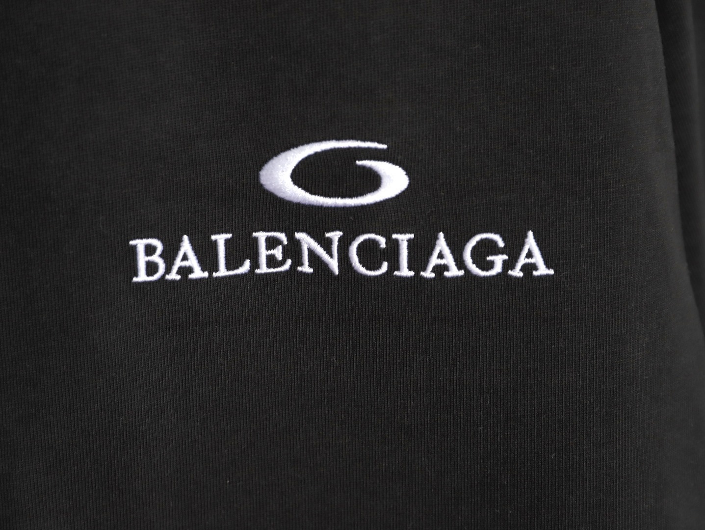 Balenciaga/巴黎世家 26ss 後背麥穗刺繡短袖
No.1的質量 真正天花板品質，正確320g定織定染雙紗面料 柔軟舒適，成衣洗水 定染螺紋 無色差 不變形 手工磨爛超重工藝。螺紋領口均為某巴某黎原領口 高包裹度 領口寬度和櫃櫃精確到毫米 厚領口不易變形，注意做工 領口處針腳 無折疊 順暢自然沒重疊線 真正還原 這是多少人都做不到的 ，區別市場通貨!
M1 Size: S-XL