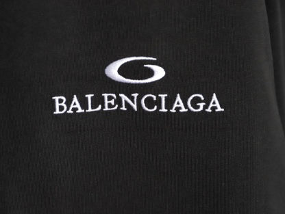 Balenciaga/巴黎世家 26ss 後背麥穗刺繡短袖
No.1的質量 真正天花板品質，正確320g定織定染雙紗面料 柔軟舒適，成衣洗水 定染螺紋 無色差 不變形 手工磨爛超重工藝。螺紋領口均為某巴某黎原領口 高包裹度 領口寬度和櫃櫃精確到毫米 厚領口不易變形，注意做工 領口處針腳 無折疊 順暢自然沒重疊線 真正還原 這是多少人都做不到的 ，區別市場通貨!
M1 Size: S-XL