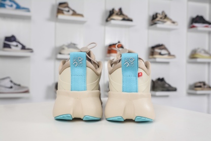 LOEWE羅意威 x ON昂跑 聯名款 Cloudsolo 
貨號: 3WF30604606
尺碼：36 36.5 37 37.5 38 38.5 39 40 40.5 41 42 42.5 43 44 44.5 45 46（真半碼）（⚠️袋子丟失扣10）