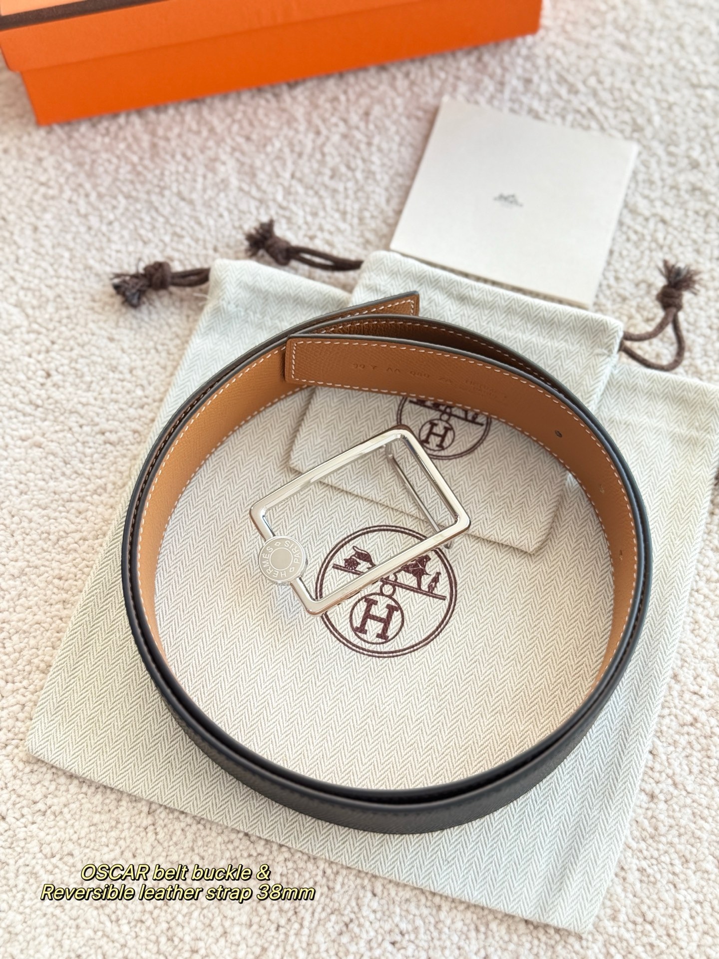 
❤️款 （ Y AA 080 ）OSCAR 精品五金 搭配双面进口Epsom 皮 宽度38MM 以其精湛工艺高品质材料和经典设计备受推崇 是男士腰带顶级选择 简约大气 适合商务和休闲场合 产品手感细腻 不仅是实用配饰 更是身份与品味的象征 ❤️