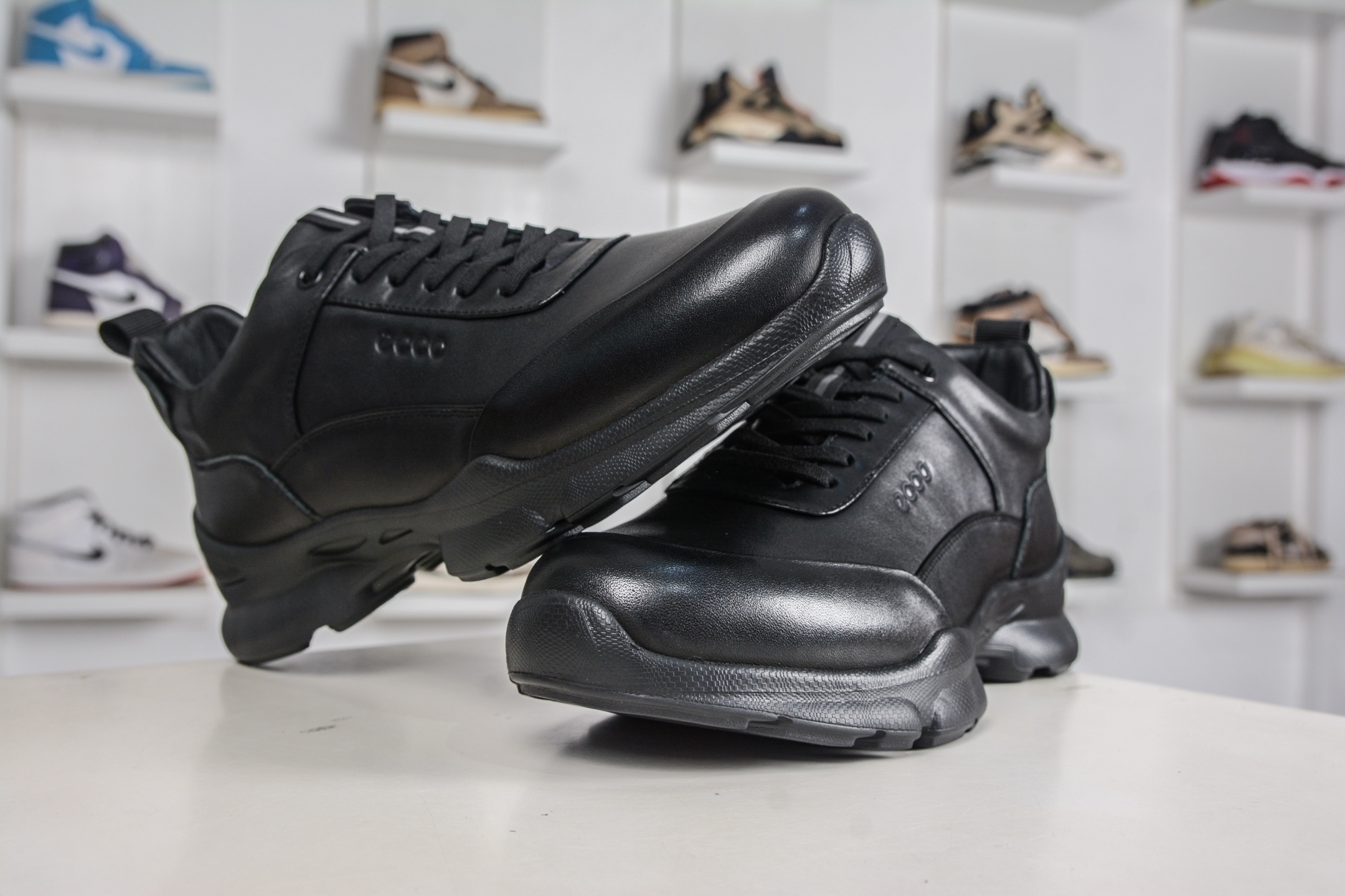 ECCO愛步運動鞋男透氣輕便防滑緩震牛皮跑鞋健步BIOMC系列全新品質 
貨號：882517 01001
尺碼：38 39 40 41 42 43 44（皮鞋码）