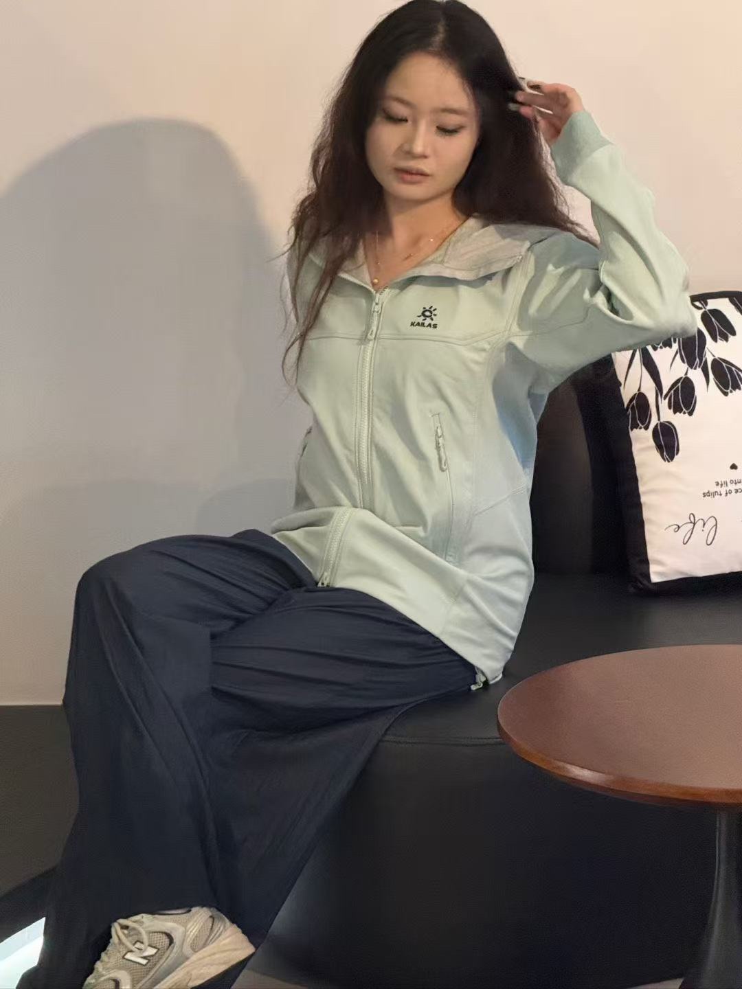 🔝KAILAS 凯乐石 M8 IC 运动户外登山徒步防风防泼保暖透气薄绒软壳拉链外套

某物在售同款 市面最好的货！ 全身压胶工艺 内里薄绒与鸟家伽马MX版型做工设计基本一致！

kailas自研科技面料 外层防风防水防冰内里采用中空保暖面料 立体薄绒 轻盈亲肤 保暖透气 有效抵挡在户外遇到的任何情况！ 前胸贴合口袋压胶 腋下一整片裁片的平车走线加压胶工艺 防止湿气冷气入侵的时候 衣服表面更加平整 大厂精湛做工 无可挑剔！
 3D风雪帽加中高帽领的设计 更有效防护颈部脸部冷风灌入且不遮挡视线