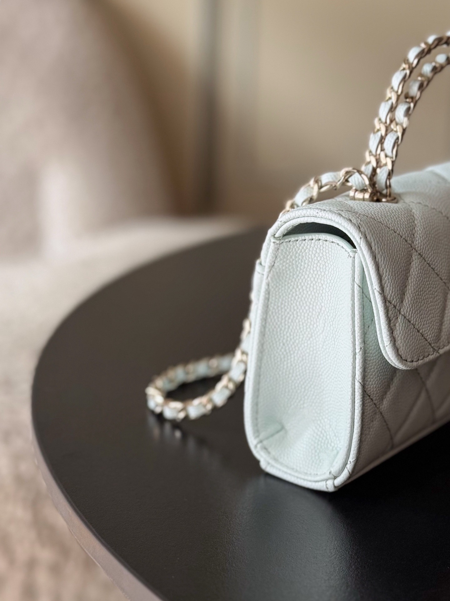 Chanel 25S 新款本季 最火的小球牛皮Kelly 手柄包
這顆絕對是黑馬
第一眼看到就深深愛上💕
顏值不必說 直接閉眼入不會錯
很好打理 也是百搭型
實現了單背斜挎腋下背手拎的效果📷
簡直就是福音〰️
很精緻 值得珍藏🔝

五金：全鋼18K淺金
皮料：獨家Haas小牛皮
尺寸：𝟏8*𝟏0*4.𝟓 𝚌𝚖
型號：AS3238