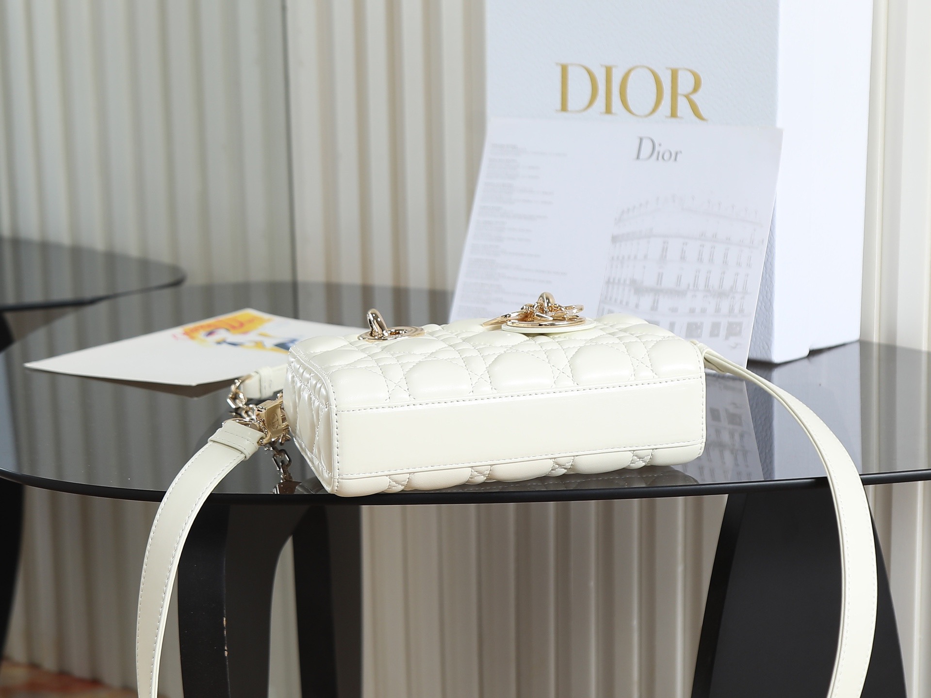 原廠級 白色 迷你尺寸
𝗗𝗶𝗼𝗿 𝗗-𝗝𝗼𝘆 𝗯𝗮𝗴羊皮2025款新款
時尚果然就是輪回，回歸了一把中古戴妃
長方包形，短鏈條➕細長肩帶直接封神！！
復古時髦感超強，真是什麼場合都可以把住
絕對是lady中的天花板了，強勢出圈啦姐妹們
款號：0636
尺寸：19x10.5x5.5cm
