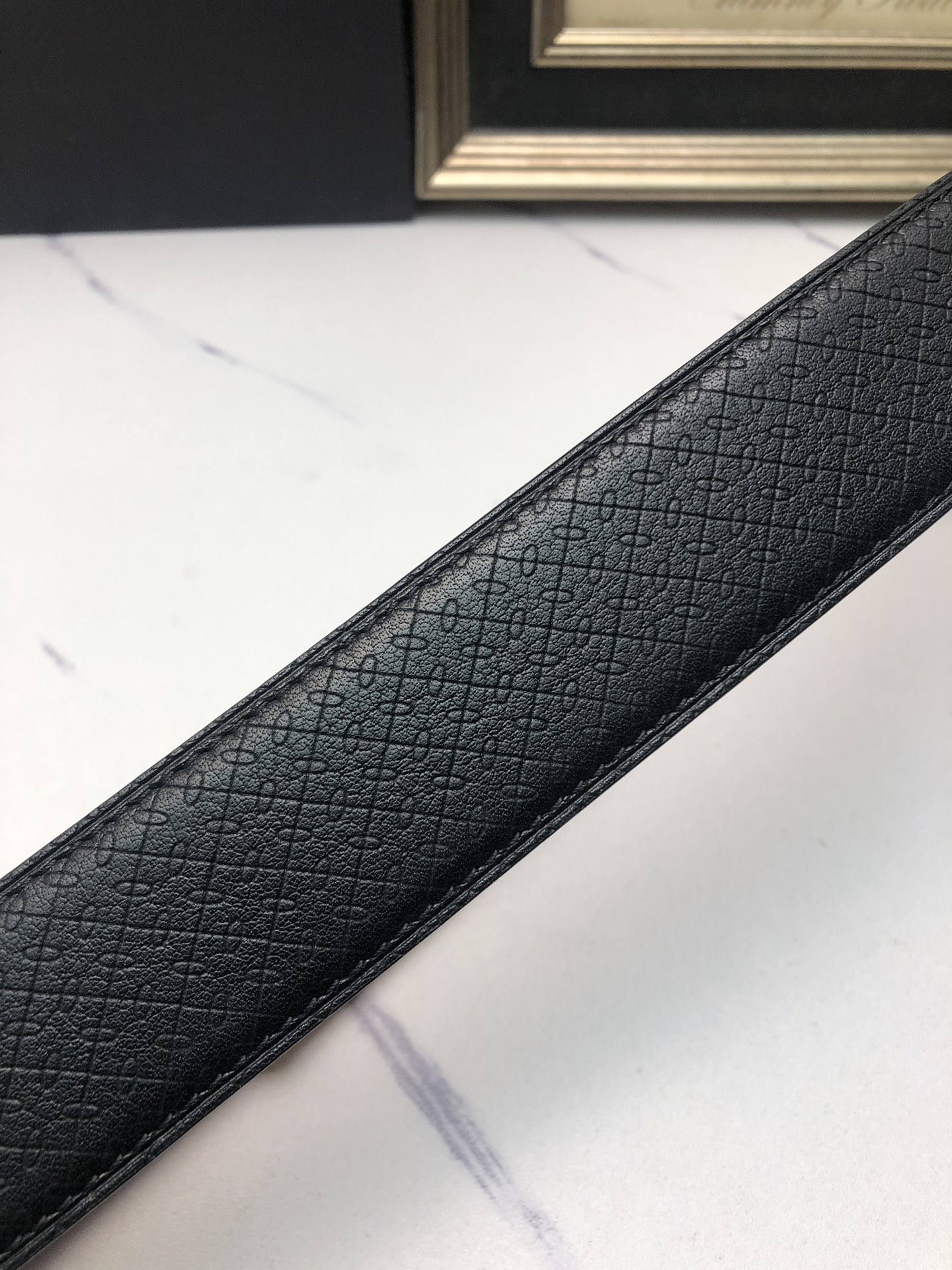 阿曼妮：原單頭層小牛皮燙印花紋，內襯平紋牛皮底，營造織紋外觀。飾以標誌原單扣。專櫃寬度4.0