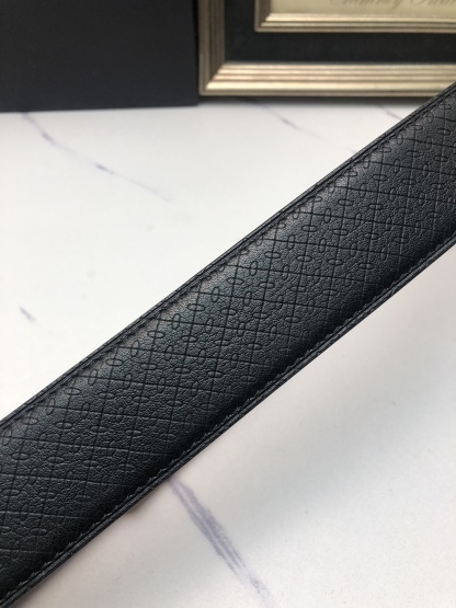 阿曼妮：原單頭層小牛皮燙印花紋，內襯平紋牛皮底，營造織紋外觀。飾以標誌原單扣。專櫃寬度4.0