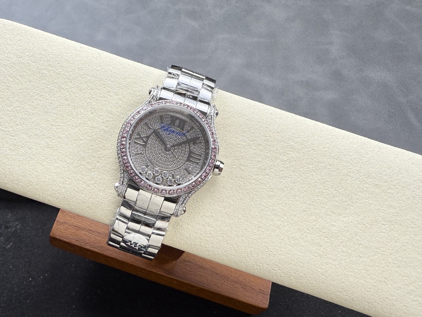 YF-新品🆕 滿鑽 快樂鑽36mm
2025最新款滿天星   原裝搭配美洲鰐魚錶帶 搭配2892機芯 蕭邦（HAPPY DIAMONDS）作為蕭邦最暢銷的系列一直以細膩的手法詮釋蕭邦標誌性靈動鑽石的概念，此系列作品柔美而時尚，都說男戴萬國女戴蕭邦 有金（進）有鑽（賺）寓意也很好。錶盤內的鑽石滾珠可自由滑行轉動，時來運轉 財運滾滾，讓每一位女性都以最迷人的造型驚艷世人。 這次給大家帶來的蕭邦快樂鑽系列 這次給大家帶來的蕭邦快樂鑽系列 是肖邦旗下最具代表性的腕表 最有特色的夾層玻璃的7顆，7顆鑽石產生自旋