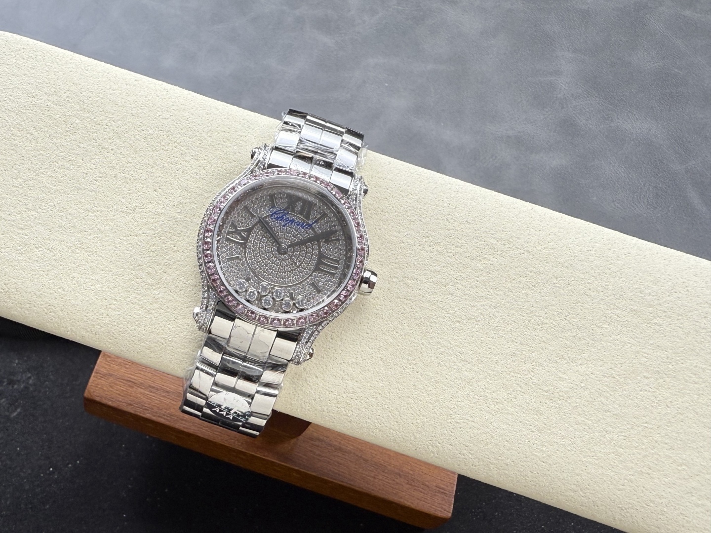 YF-新品🆕 滿鑽 快樂鑽36mm
2025最新款滿天星   原裝搭配美洲鰐魚錶帶 搭配2892機芯 蕭邦（HAPPY DIAMONDS）作為蕭邦最暢銷的系列一直以細膩的手法詮釋蕭邦標誌性靈動鑽石的概念，此系列作品柔美而時尚，都說男戴萬國女戴蕭邦 有金（進）有鑽（賺）寓意也很好。錶盤內的鑽石滾珠可自由滑行轉動，時來運轉 財運滾滾，讓每一位女性都以最迷人的造型驚艷世人。 這次給大家帶來的蕭邦快樂鑽系列 這次給大家帶來的蕭邦快樂鑽系列 是肖邦旗下最具代表性的腕表 最有特色的夾層玻璃的7顆，7顆鑽石產生自旋