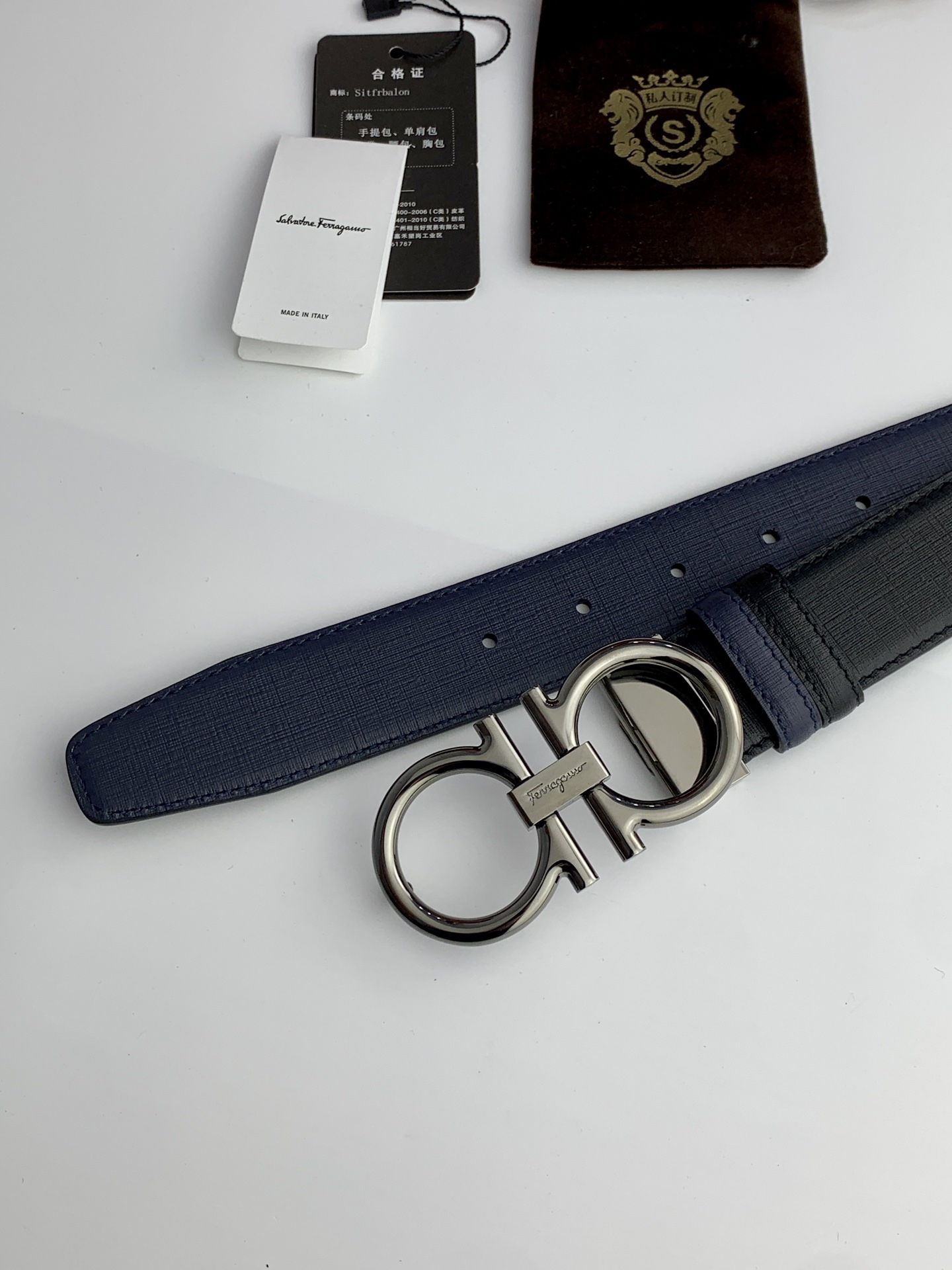 〖F家〗這款皮帶採用雙面小牛皮，搭配純銅八字扣，打造高雅考究的造型。寬3.5cm，長度可調節，達到量身定制般的修身效果。