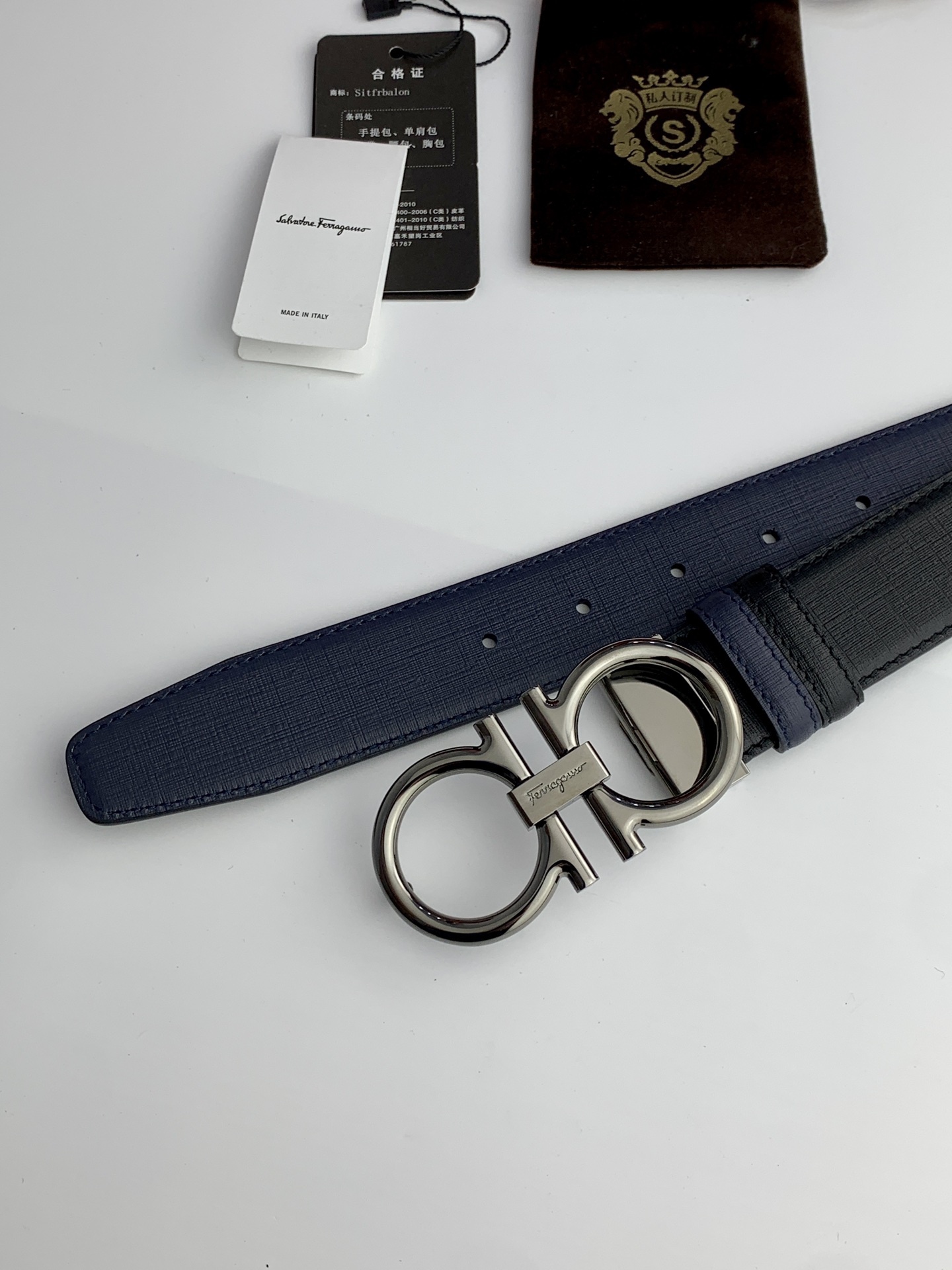 〖F家〗這款皮帶採用雙面小牛皮，搭配純銅八字扣，打造高雅考究的造型。寬3.5cm，長度可調節，達到量身定制般的修身效果。