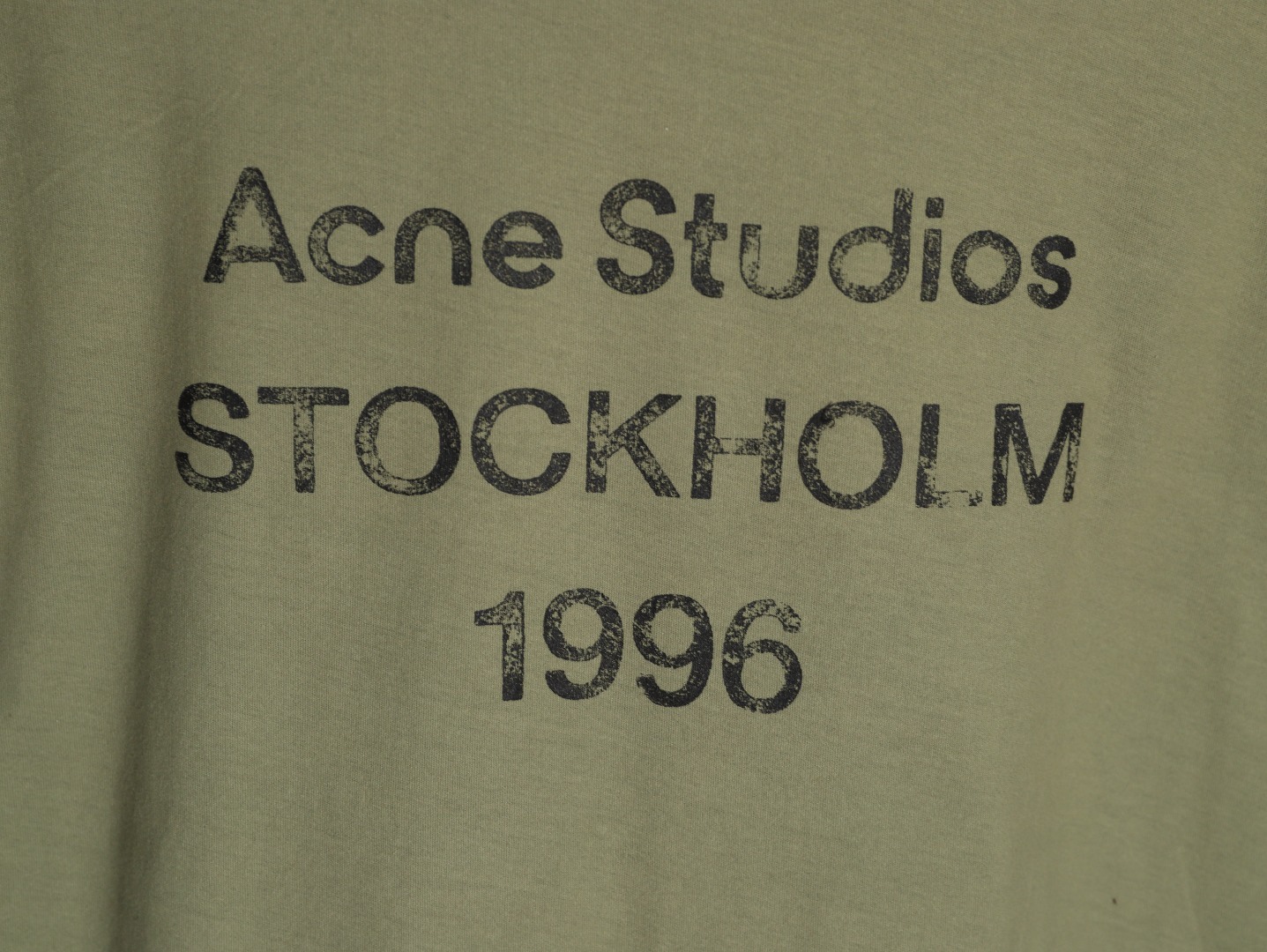🔝Acne Studios 26SS 1996字母印花短袖T恤
面料是定制定染的32支220g原版雙紗棉，胚布經過高盂環保染色，裁大貨前還要進行高溫環縮水，降低縮水率的同時使得手感更柔軟舒適，印花方面必須五層膠漿，第一遍必須為進口打底漿，填平布料上極為細小的線洞，再由高溫床烤乾再劇頗色，採用油墨因熱平網印花，一共刷五層，每一層間隔為時間為30分鐘，才能保證出來的成品保持原版的質感，全套開發輔料
尺碼：S-XL