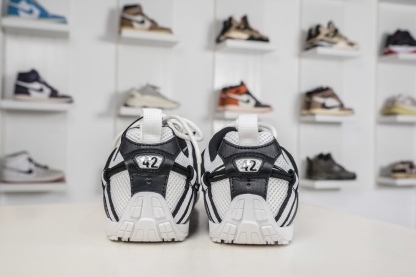 Balenciaga巴黎世家 25代 Radar 圓頭系帶 做舊效果 巴黎新款 
貨號：865703 WSTE0 9010
尺碼：35 36 37 38 39 40 41 42 43 44 45