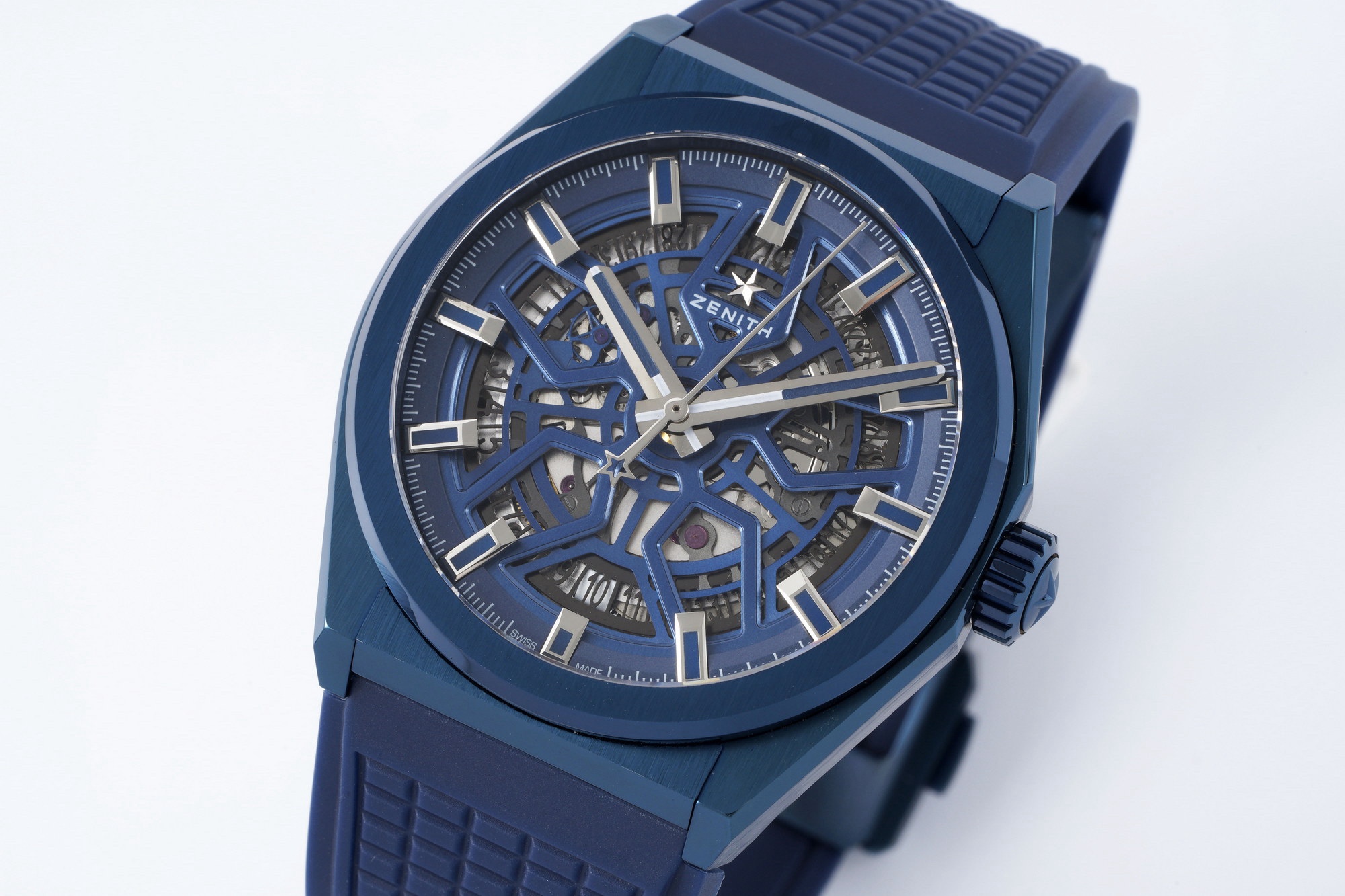 LF真力時DEFY系列全新升級版，殼身 頭粒 機芯 表扣等均做了升級調整。一款根據路虎標誌性花輪轂設計而成的高顏值鏤空腕表。

原裝開模鑄造，極致還原表殼的每一處細節打磨倒角，盡顯原裝菱角分明、堅毅果敢的陽剛氣質。完美的41mm表經，適配大眾男性手寸，正裝休閒兩不誤。根據汽車輪轂設計而成的五角星錶盤，未來概念感十足。同步官網新款五角星折疊扣，搭載定製版Cal.670sk全自動機械機芯，鏤空日曆的大小與位置、機芯夾板、齒輪、五角星陀皆按原版機芯數據拆解鍛造而成。

LF臻品 陳奕迅Eason同款，時尚前衛、