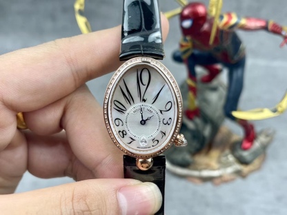 [玫瑰][玫瑰]最強 升級版 頂級 復刻女款 寶璣那不勒斯皇后系列，
【表殼】腕表尺寸分別為中號36.5x28.5毫米 
鵝卵形表殼高雅大氣，表殼外緣飾有錢幣紋。表圈和表殼周圍鑲嵌共117顆施華洛水晶（約0.99克拉）。表冠處鑲有一顆梨形晶石（約0.26克拉）
【精彩細節】
1.與原裝吻合，在表殼背部均打有貴金屬標識，效果清晰工整，彰顯腕表檔次。2.穹面玻璃，從側面看不僅有魚眼效果，還能折射鑽石帶來的璀璨光芒，更顯腕表高貴血統。
3.為了達到原裝K金質量的手感，調試了表殼內部結構的配重，做到重量與原版如出