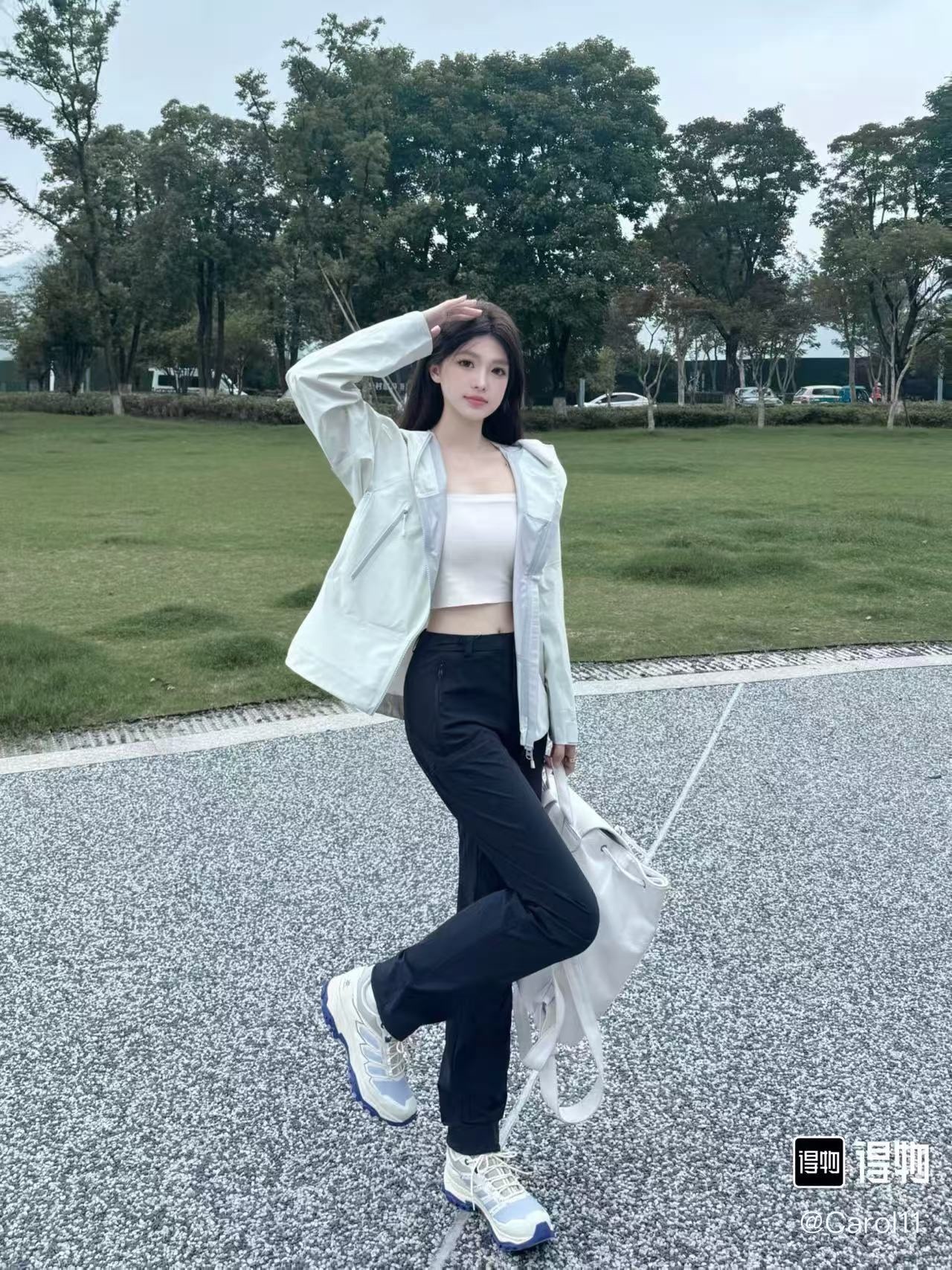 🔝KAILAS 凱樂石 博格達系列 輕量防風防水戶外徒步登山衝鋒衣 
  防水防風透氣防紫外線
 -輔料：原版拆解開發，一比一定制的小標，領標，水洗，吊牌，五金等等。

- FILTERTEC 3L面料：採用凱樂石自主研發的FILTERTEC 3L面料，由外層40D尼龍、中層ePTFE納米微孔膜、內層親膚處理工藝構成，防水指數20000mm，透氣指數20000g/㎡/24h，可抵御暴雨級降水和7級強風，同時快速排出汗氣，避免悶熱。

- 全壓膠工藝：整衣接縫處採用全壓膠工藝，有效防止水分從接