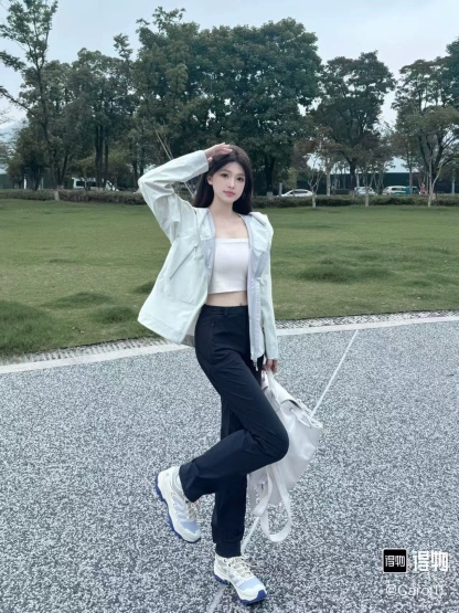 🔝KAILAS 凱樂石 博格達系列 輕量防風防水戶外徒步登山衝鋒衣 
  防水防風透氣防紫外線
 -輔料：原版拆解開發，一比一定制的小標，領標，水洗，吊牌，五金等等。

- FILTERTEC 3L面料：採用凱樂石自主研發的FILTERTEC 3L面料，由外層40D尼龍、中層ePTFE納米微孔膜、內層親膚處理工藝構成，防水指數20000mm，透氣指數20000g/㎡/24h，可抵御暴雨級降水和7級強風，同時快速排出汗氣，避免悶熱。

- 全壓膠工藝：整衣接縫處採用全壓膠工藝，有效防止水分從接