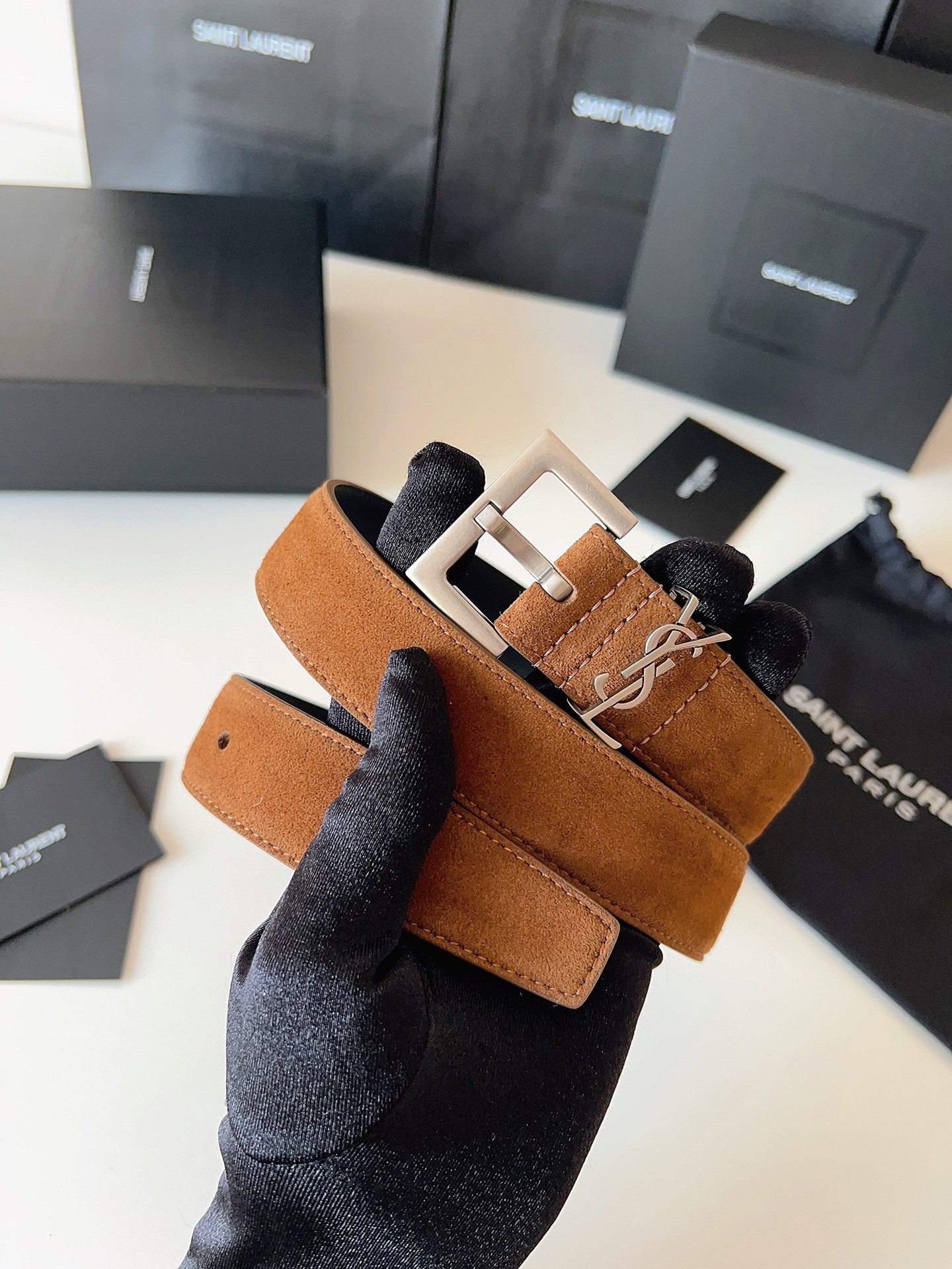 
ysl聖羅蘭2026女士新款腰帶，冬季爆款絨面原版皮，方形搭扣配以ysl標識腰帶環，女士冬季必備款，寬度3.0cm