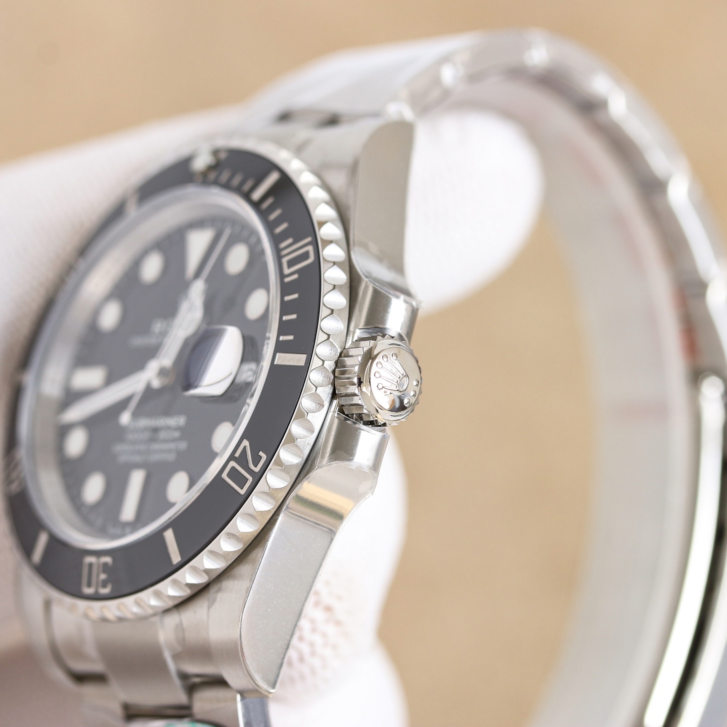 
第四代 BLAKEN 款水鬼系列：間金黑勞力士的暗夜傳奇
 
一、巔峰之作，酷炫呈現
 
- BLAKEN 高級改裝水鬼系列，專為追求獨特與個性的您打造。它將勞力士的經典魅力與現代改裝美學完美融合，讓您在任何場合都能展現出美與酷的獨特氣質。
 
二、精湛工藝，極致還原
 
- 表身間金黑化：表身採用 DLC 黑化處理，不僅增添了神秘深邃的質感，更使其耐磨性大幅提升，經久耐用。
- 錶盤特效：Blacken 改裝團隊精心復刻的一比一錶盤，以 100%的還原度重現獨特魅力，每一次凝視錶盤，都彷彿置身於神秘