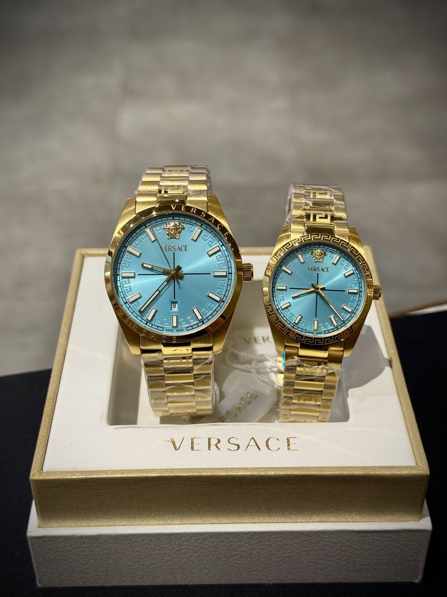 
Versace範思哲石英手錶，VERSACE MILLENYIUM  LADY系列，採用希臘回紋元素錶盤，12時位飾有美杜莎頭像展現範思哲經典圖案魅力，錶鏈印刻希臘回紋搭配雙按蝴蝶扣設計，兼具時尚與舒適，錶盤男款40mm 女款32mm 30米生活防水，進口石英機芯

立即搶購👉