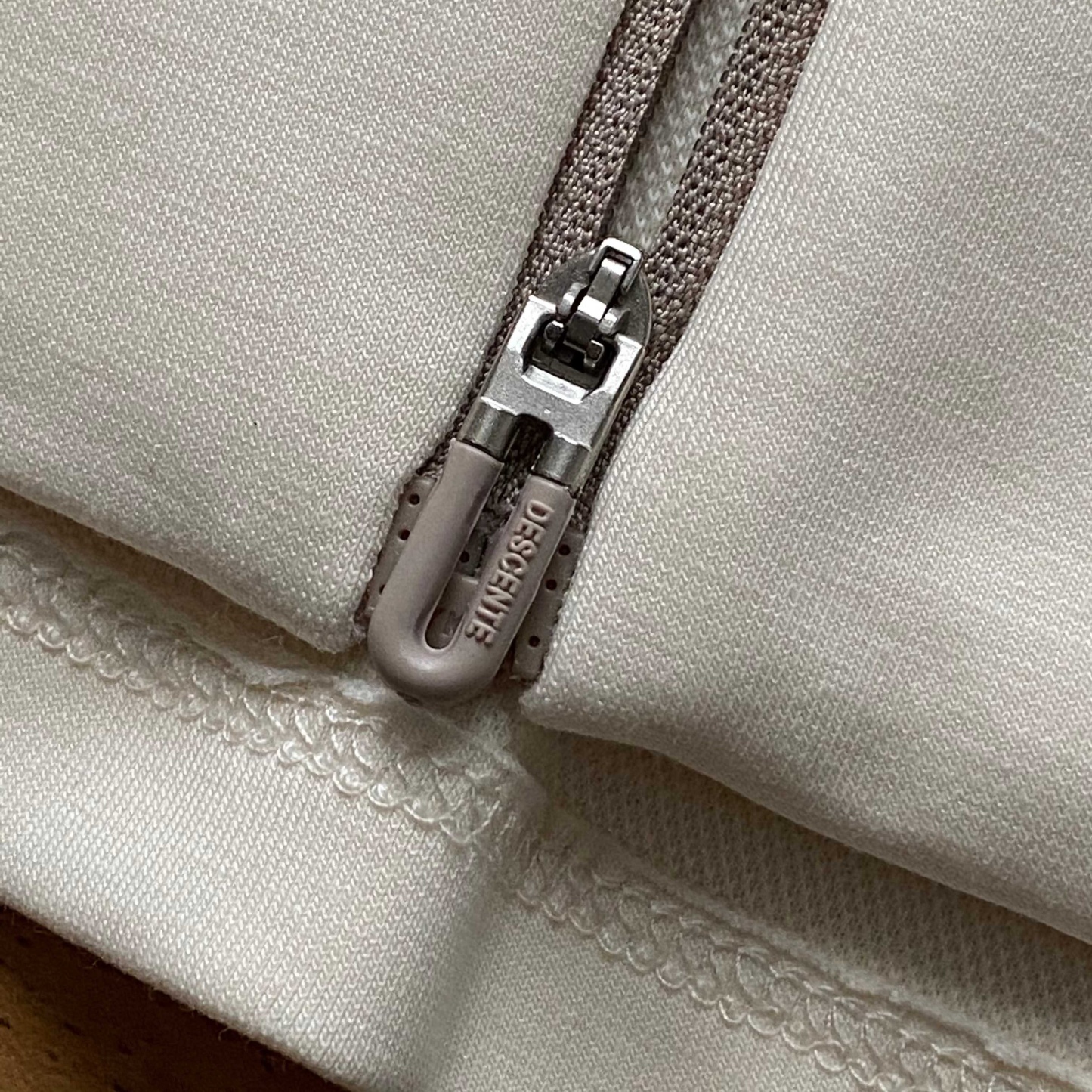 DST女款拼接連帽開衫春秋外套 新款女外套DESCENTE迪桑特空氣層面料輕盈柔軟舒適女士針織運動外套 採用空氣層面料製成的針織運動外套。色澤柔和溫暖，觸感輕柔順。腋下兩側拼色撞色搭配，時尚大氣版型舒適，搭配卡其拉鍊細節，更添女性化氣息。 面料:聚酯纖維84.1%氨綸15.9% 柔軟/彈性/舒適 常規合身款/運動休閒 柔舒軟適不失感質，青春時髦的氣質蔓延開來！初秋需要的時尚質感保暖！一件很很牛贊！很帥！顏高值單品！原原廠單！三標齊全品！質巨棒！
顏色：如圖
