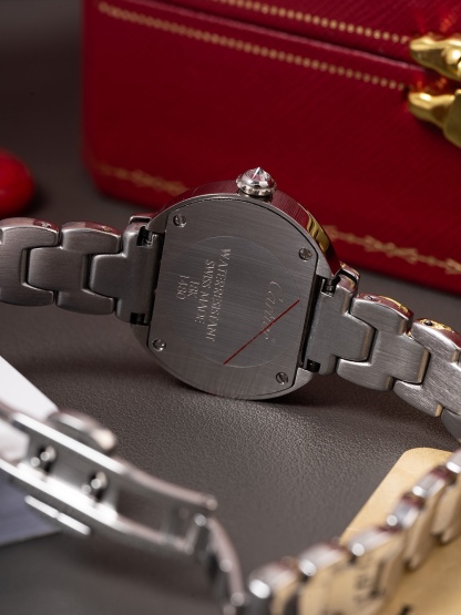 全新第6代升級版全面到貨，🎀🎀
CARTIER 卡地亞-—Tortue（龜形）🎮1480系列全面升級版到貨（此次更新底蓋蝕字加深，整體更接近原裝字體，皮表則升級為原版頭層意大利🇮🇹小牛皮、匠心打造還原原裝美感）當所有的腕表都是圓形的、Tortue腕表前衛的龜甲形設計元素、開角處的緊箍咒形雙向設計寓意“愛你一萬年”呼應卡家一貫的品牌設計理念，“經過那麼長時間你依舊是我最愛的人”細心挑選每一個八箭八星鑽石，秉著超越傳統追求創新的設計理念，再次成為了經典傳世之作！