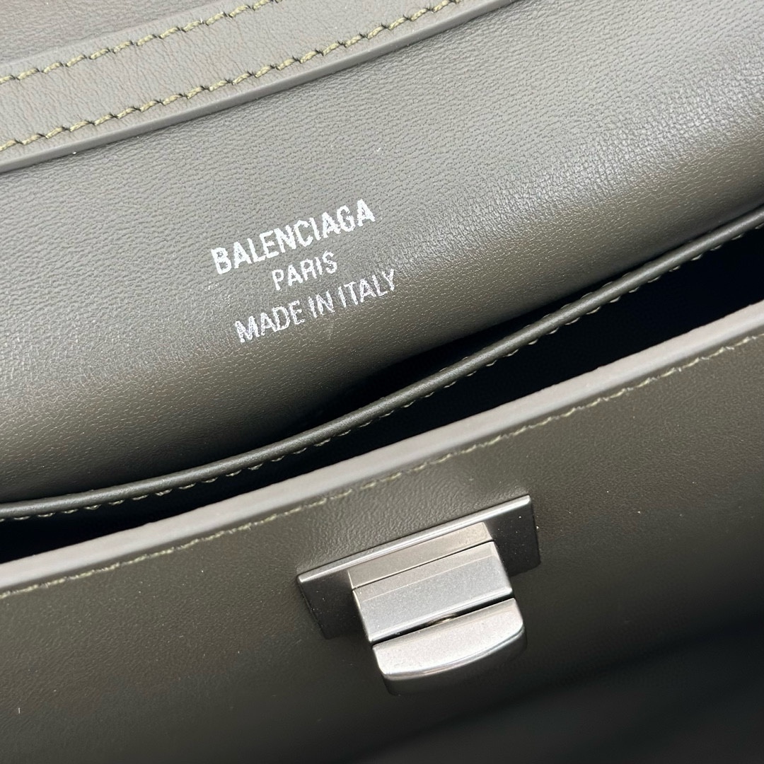 巴黎世家𝗕𝗮𝗹𝗲𝗻𝗰𝗶𝗮𝗴𝗮 🖤🖤出貨了！
款號：795456
尺寸：22.8×9.9×8.3cm
