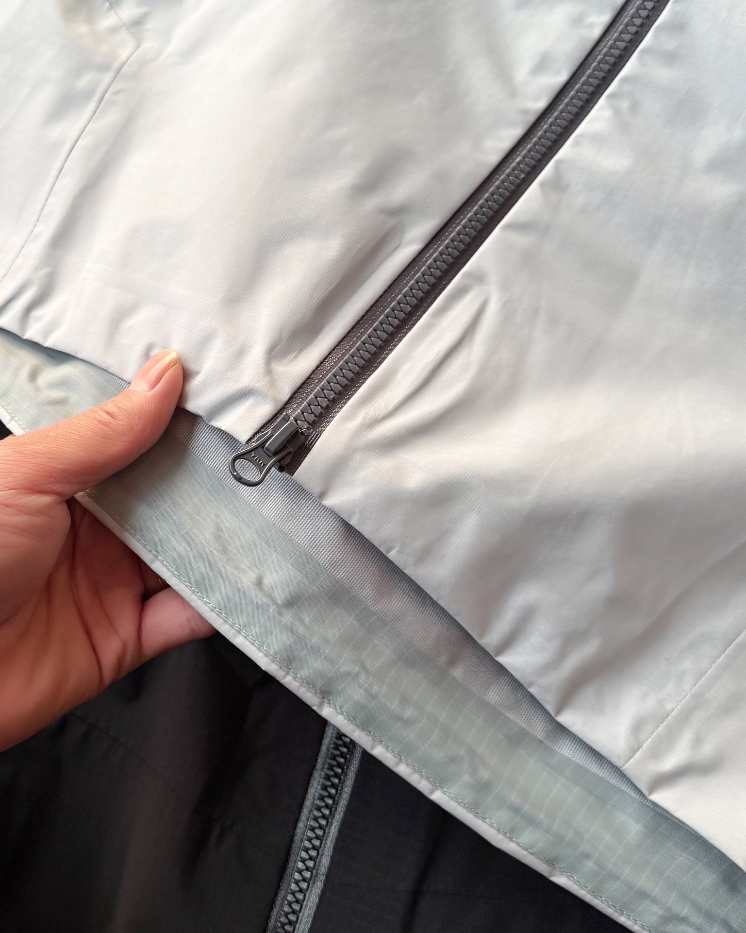 KAILAS凱樂石博格達衝鋒衣！防風防水透氣保溫，六色可選！面料採用與100D Gore-Tex Pro同級防護科技，人性化剪裁設計立體剪裁在肩部、肘部預留充足活動空間，背負重包時也不會束縛動作。風帽後側設有抽繩調節系統，暴雨時收緊可防止雨水糊臉；袖口採用鈎環固定，大幅活動時不易移位。透氣與輕量平衡腋下雙拉鍊設計能在運動時形成有效通風。整體重量控制得當，長途徒步不會造成負擔。可拆卸內膽：三合一設計最驚喜的是羽絨內膽
羽絨內膽特別輕便，保暖效果很好；可拆卸，很方便穿脫，拆掉羽絨內膽，就是一件風殼