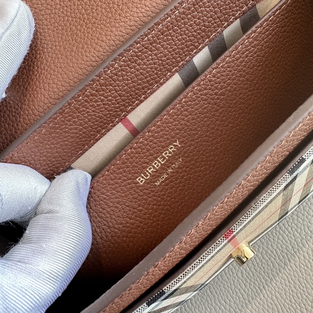 B家精巧字母寬肩帶斜跨包，選用粒紋皮革與 Vintage 復古格紋打造，設有徽鐫標刻按扣。搭配拆可式背帶，點綴花提精紡的品牌徽標。隨心變為換肩背包或手拿造包型。25 x 8.5 x 18cm🌟型號9061