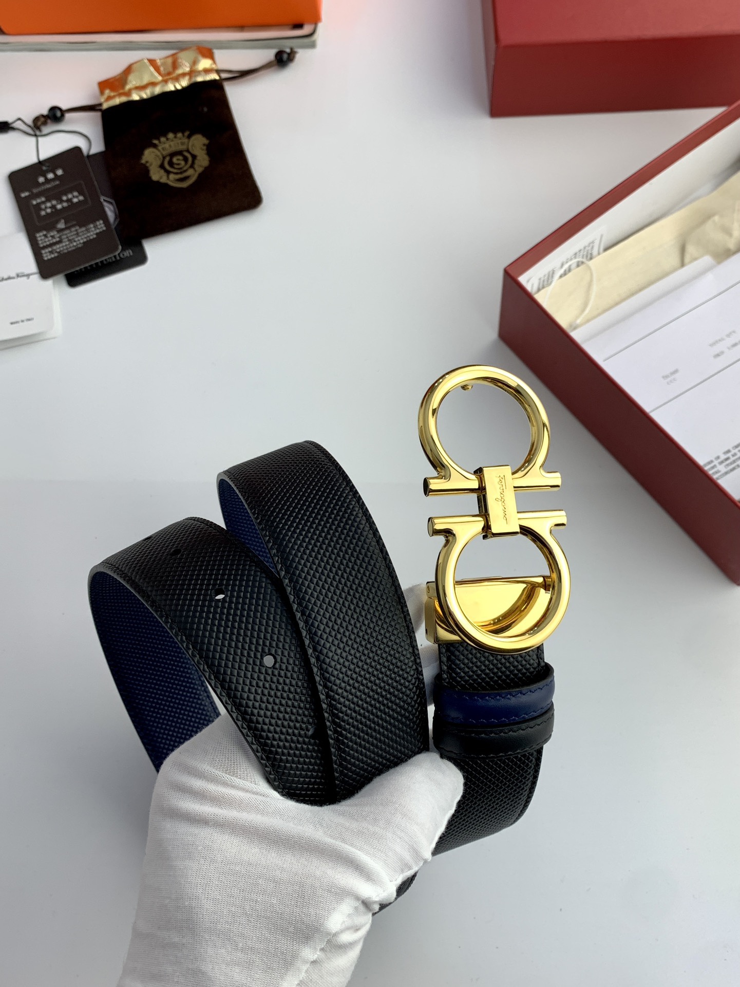 〖F家〗這款皮帶採用雙面小牛皮，搭配純銅八字扣，打造高雅考究的造型。寬3.5cm，長度可調節，達到量身定制般的修身效果。