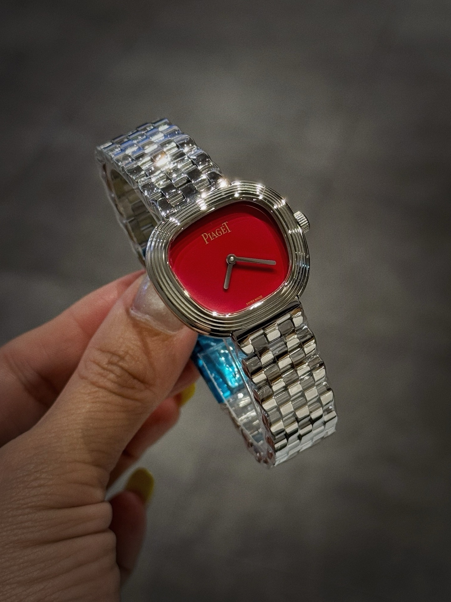 A8 factory•伯爵全新腕表 ﻿ #PiagetSixtie鎏金悅影系列 ﻿ 在瑞士鐘錶展「鐘錶與奇跡」閃亮登場！這款腕表游走於非凡制表工藝與黃金工藝之間，簡直是時尚與藝術的完美結合。Sixtie腕表採用獨特的梯形設計，重新詮釋1960年代末大膽華麗的風格，展現出獨特的魅力與優雅。
✨Sixtie系列腕表
✨直徑29毫米,
✨CNC數控雕刻精鋼梯形表殼
✨專櫃同步超薄厚度僅僅7mm
✨銀色太陽緞面打磨錶盤
✨316L精鋼錶鏈,搭載伯爵進口石英機芯  
認准A8出品！必屬精品！大廠品質！歡迎轉載！