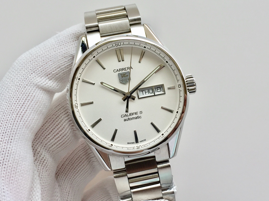 TAG泰格豪雅 卡萊拉系列WAR201A.FC6266 商務休閒款 中英文雙歷腕表 41毫米直徑 搭載2836 自動機械機芯 316L精鋼可配真皮錶帶 原裝折疊扣。