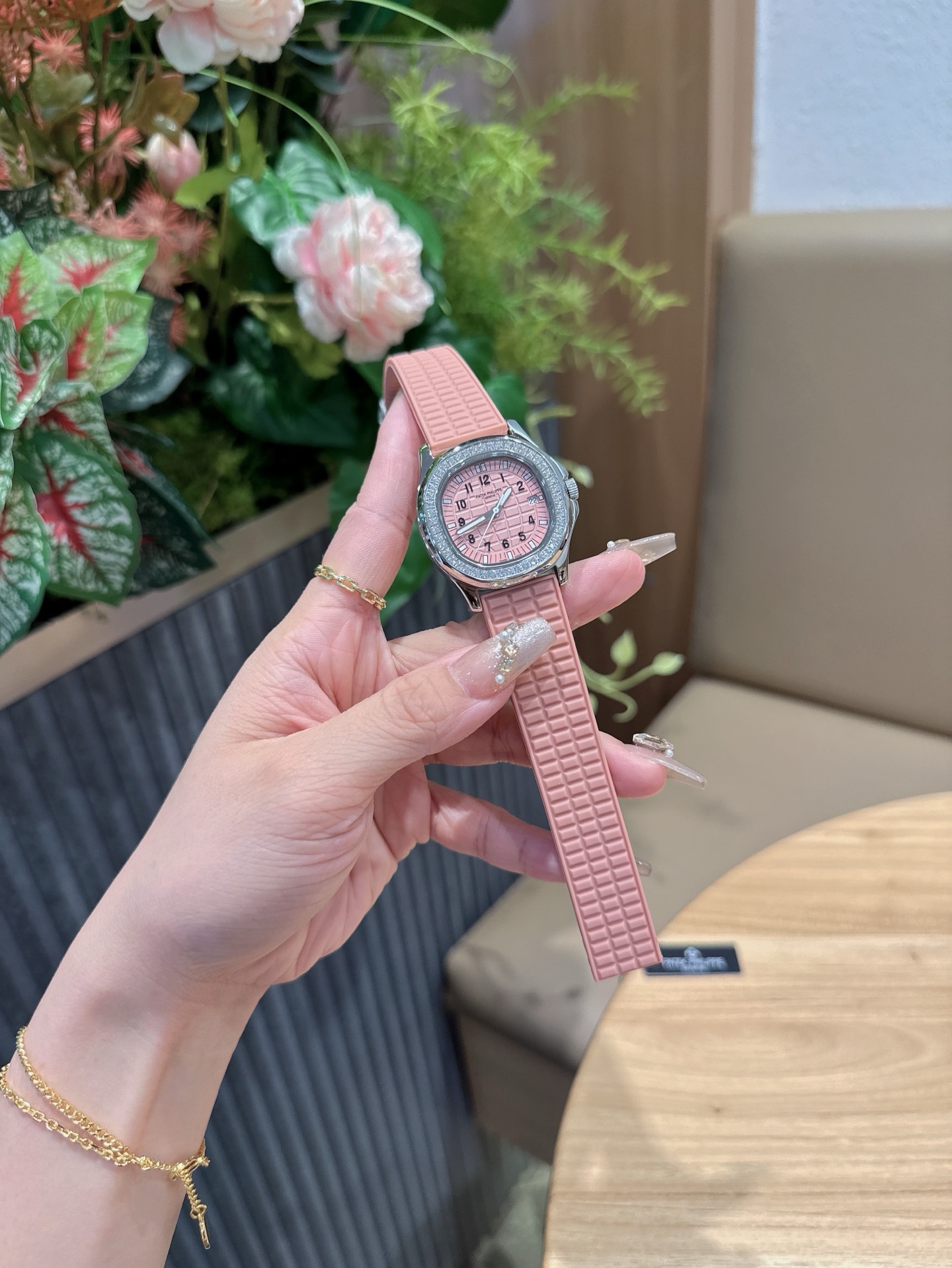 
百達翡麗  5067A 手雷 石英女表 PATEK PHILIPPE--5067A全系列石英腕表，帶來全網最佳的復刻產品和極致體驗，確保還原正品般的舒適感，尺寸35.6X7.7mm 圓潤的八角形表殼與原裝一致，走時穩定，續航持久，性價比超高。