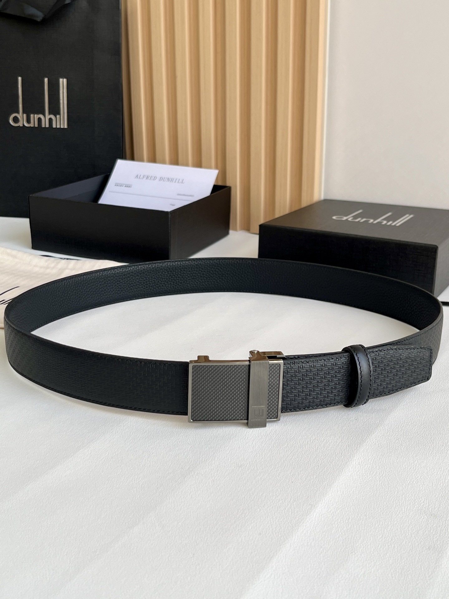 登喜路（Dunhill）是一家英國倫敦的男士奢侈品牌。皮帶以其精湛的工藝和經典的設計，成為男士配飾中的精品。皮帶的質感好、耐用性強，商務休閒百搭款！