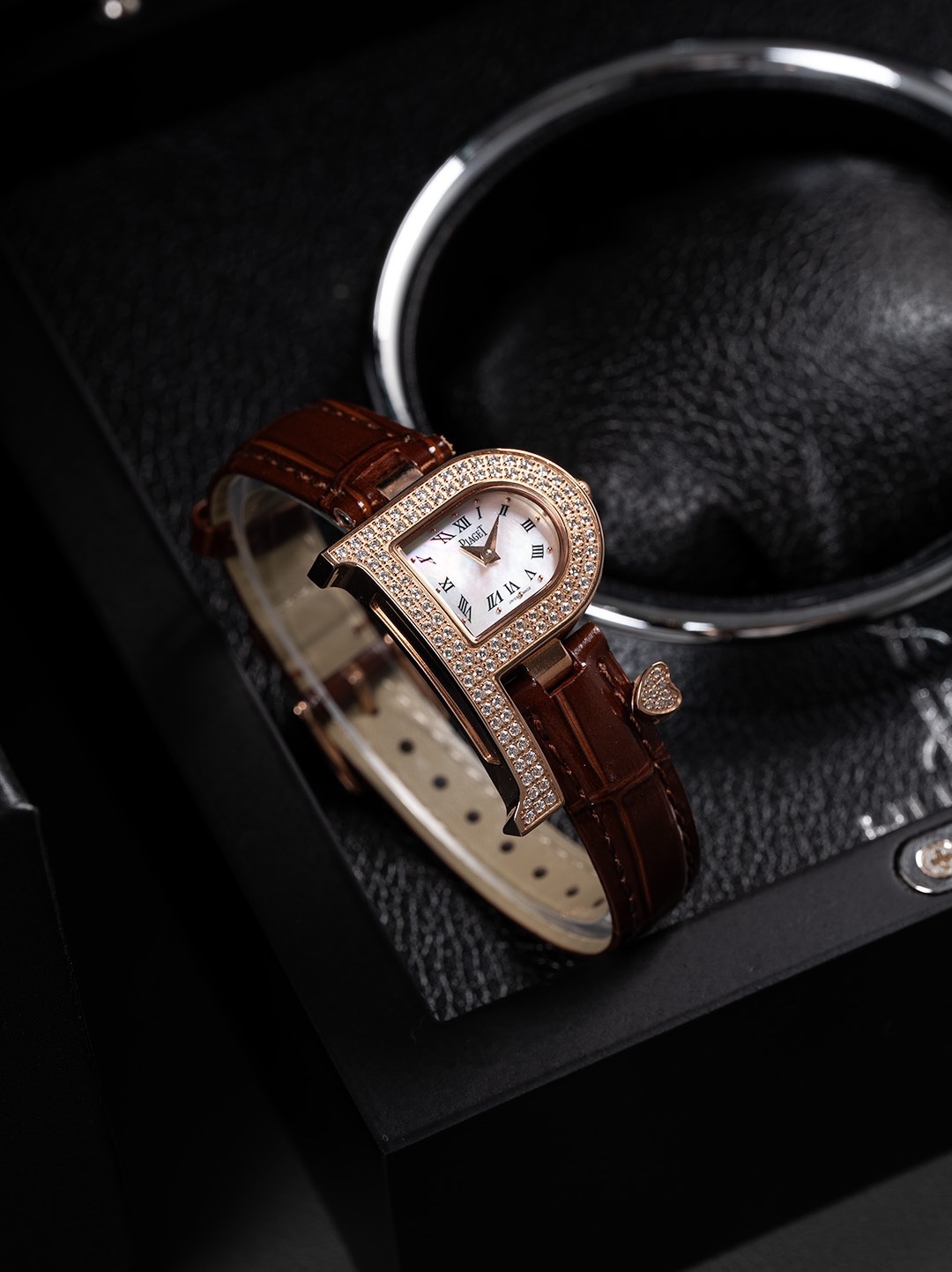 🎀終極修正版已到貨 ，全面到貨🎀🎀🎀」Piaget伯爵做為全世界最著名的頂級珠寶品牌 Piaget從未讓那些傾慕其品牌設計元素的炒粉們失望過，值得推薦的是本次由日本.Tokyo東京銀座 做為主辦初展，推出的The theme is meeting  love  遇見愛情系列更是在推出後，不到11個小時就被哄搶而光，經典的P字形品牌設計元素與丘比特愛神之箭竟能結合的如此恰到好處，成為了繼LIMELIGHT Gala和Black-TIE黑帶系列又一經典美作，腕表的細節方面