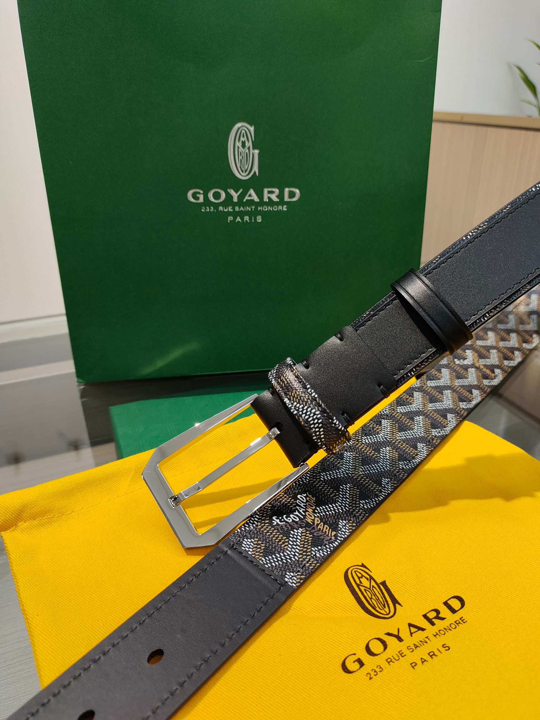 
Goyard(戈雅)腰帶源於法國奢侈品牌，設計風格簡約低調，腰帶身有標誌性帆布搭配進口頭層牛皮，腰帶扣採用簡約精品鋼扣，延續品牌的低調奢華，帶身寬度3.4CM，適用商務休閒日常佩戴。