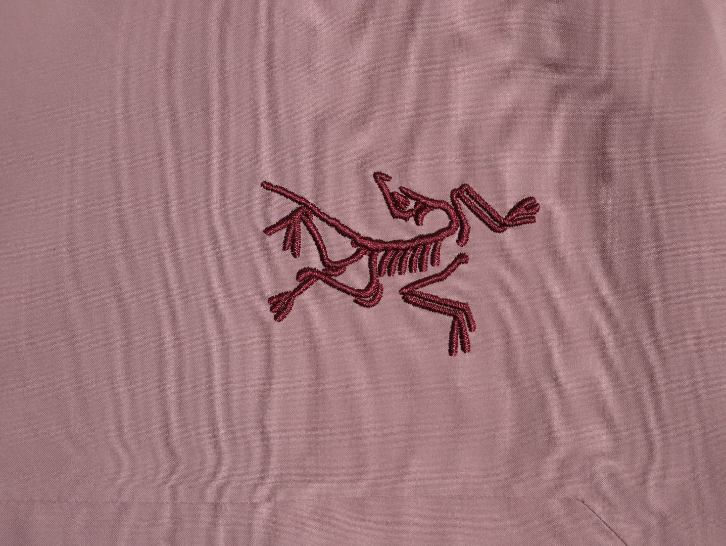 🔝ARC`TERYX 始祖鳥 頂配 Beta SL衝鋒衣
是一款專為戶外探險設計的高性能外套。
採用GORE-TEX 面料。
具備卓越的防水透氣性能，確保在惡劣天氣下依然保持乾爽舒適。
其高質量設計使其便於攜帶，非常適合長時間的徒步和旅行。
Beta SL新色不僅時尚亮眼，還增加了戶外活動中的可見性，提升安全性。獨特的
StormHood™帽兜設計，提供全面的頭部保護，同時不影響視野。
腋下拉鍊設計增強了透氣性，防止過熱。無論是登山、徒步還是日常通勤，始祖鳥Beta SL衝鋒衣都是您不可或缺