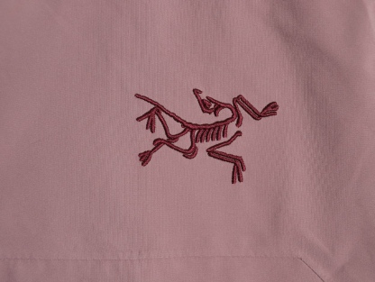 🔝ARC`TERYX 始祖鳥 頂配 Beta SL衝鋒衣
是一款專為戶外探險設計的高性能外套。
採用GORE-TEX 面料。
具備卓越的防水透氣性能，確保在惡劣天氣下依然保持乾爽舒適。
其高質量設計使其便於攜帶，非常適合長時間的徒步和旅行。
Beta SL新色不僅時尚亮眼，還增加了戶外活動中的可見性，提升安全性。獨特的
StormHood™帽兜設計，提供全面的頭部保護，同時不影響視野。
腋下拉鍊設計增強了透氣性，防止過熱。無論是登山、徒步還是日常通勤，始祖鳥Beta SL衝鋒衣都是您不可或缺