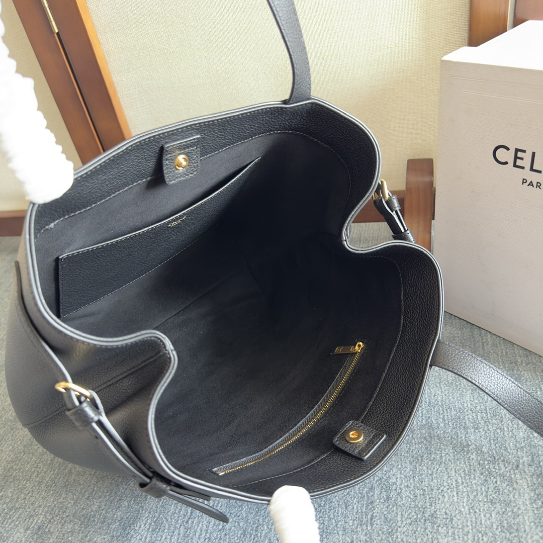 CELINE 家最新款托特包「CABAS ANAIS」小號_到貨啦!看一眼就
陷進去的大包，真的是喜歡大包姐妹的利!上身特別的高級、
精緻，庸庸懶懶的復古風，簡單不浮誇，粒面牛皮完全不用擔
心刮花!大容量設計~無論是日常出街還是通勤，都能輕鬆裝
下各種物品喲!
型號:118233
尺寸:28x24x12cm
