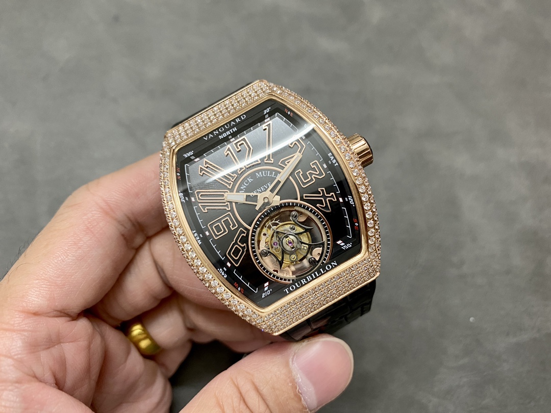 RMS最新款頂級復刻 法蘭克穆勒V45 Vanguard陀飛輪系列 歷時多年研發機芯 
1 1:1 超級復刻原裝複雜法穆蘭陀飛輪機芯 細節完美到位 打造正品機芯獨具的雙發條盒 超薄工藝 
2超長72小時動力儲存 告別每天手動上鏈 高端玩家的定制款 把頭上鏈30個半圈 發條盒為滿 不需要過度上鏈 
3 千錘百鍊 316L精鋼表殼 超薄表殼 與原裝一致厚度 彎曲弧度 更加貼合手腕 佩戴舒適 
4 純正進口意大利小牛皮 貼合手感品質一流的進口氟橡膠錶帶 與正版全完通用互換
5瑞士工程師 原版機芯拆解 一比一甲