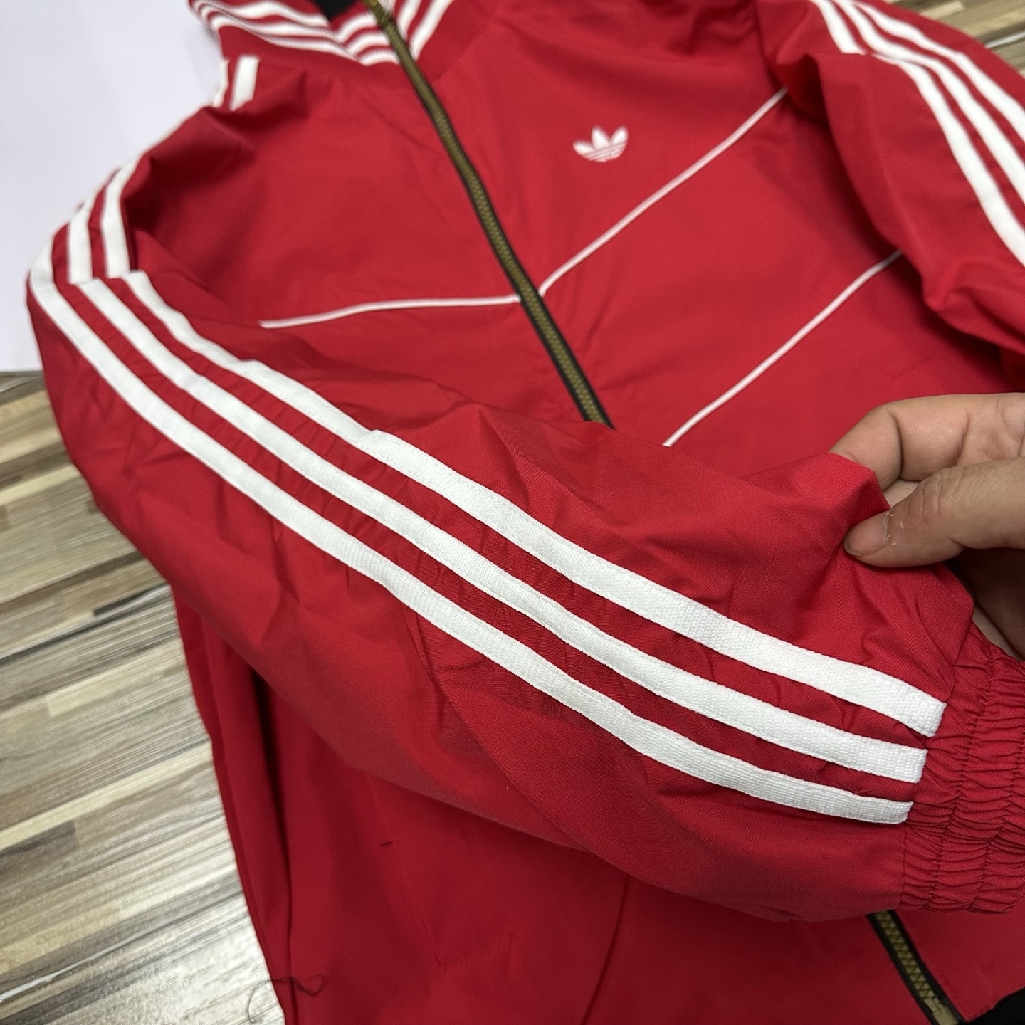 春秋季新款男士夾克外套女士外套夾克雙面穿外套紅色外套阿迪達斯三葉草外套三條槓夾克）
阿迪達斯 Adidas 三葉草兩面穿外套 
​黑紅撞色的外套在秋冬里超吸睛
​設計簡直是性價比王炸，雙面雙風格隨便切換，黑面走復古運動風，紅白條紋領撞色吸睛，側邊編織紋路藏滿細節

後背還有彩色刺繡三葉草，潮得毫不費力，紅面是經典白條紋款，簡約亮眼還巨顯白，
做工細節直接拿捏，全身細密鎖邊走線，針腳勻得找不出一根歪線，側邊編織紋路是規整手工走線，穿再久都不會松垮開線，

五金輔料更是誠意滿滿，領口織帶包边厚实挺