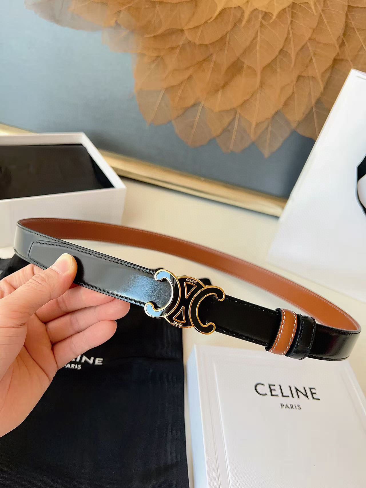 CÉLINE  凱旋門家新款ALIX 中號25毫米雙面腰帶
這款採用牛皮革，滴膠飾面，可拆卸橢圓形搭扣，雙面腰帶，TRIOMPHE雙面飾釘.
寬度：2.5cm