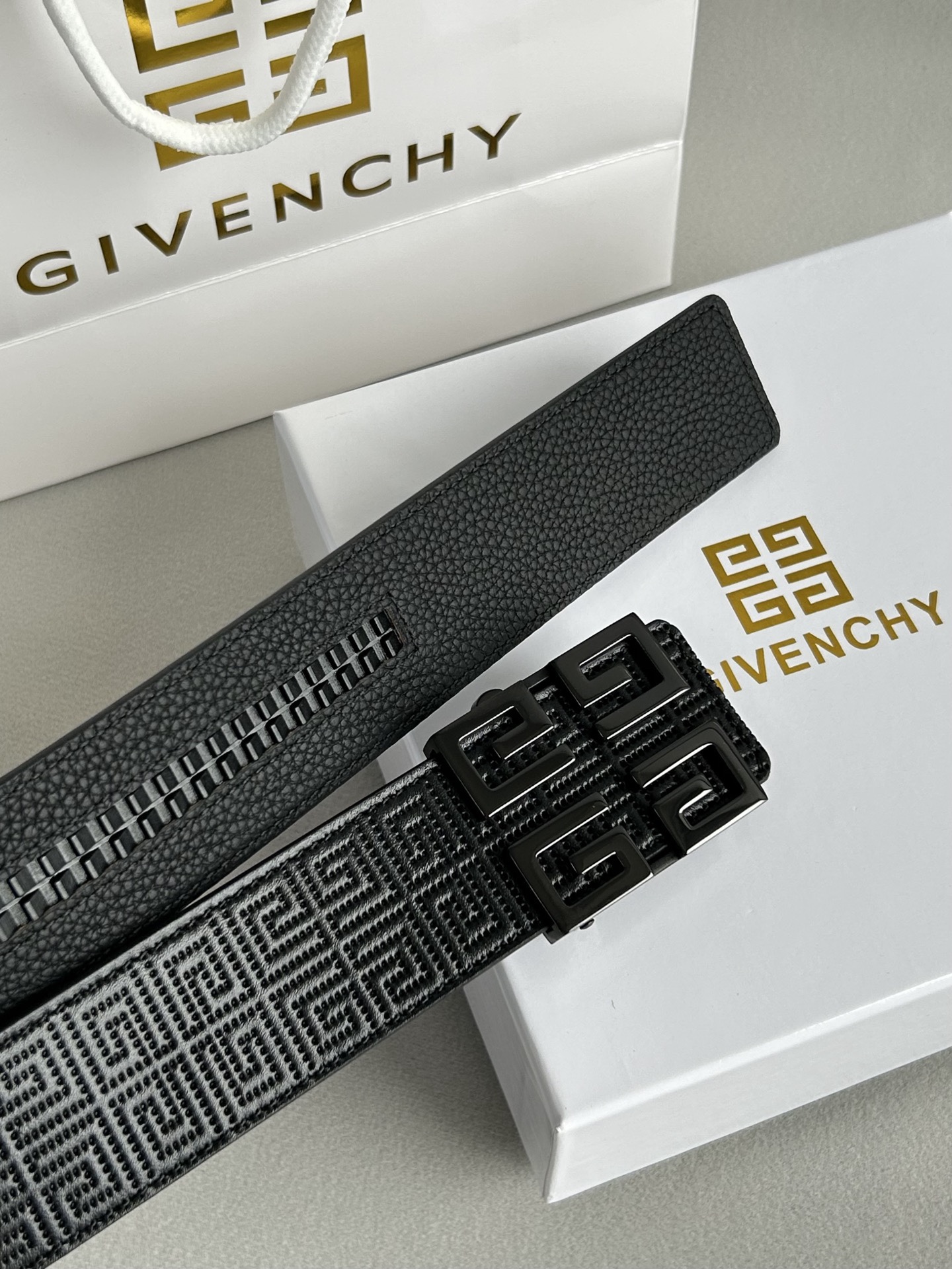 【紀梵希】新款男士 頭層小牛皮黑色壓花腰帶，內襯荔枝紋底，寬38毫米.搭配不鏽鋼經典4G自動扣.商務服裝造型的完美搭配。永恆經典！