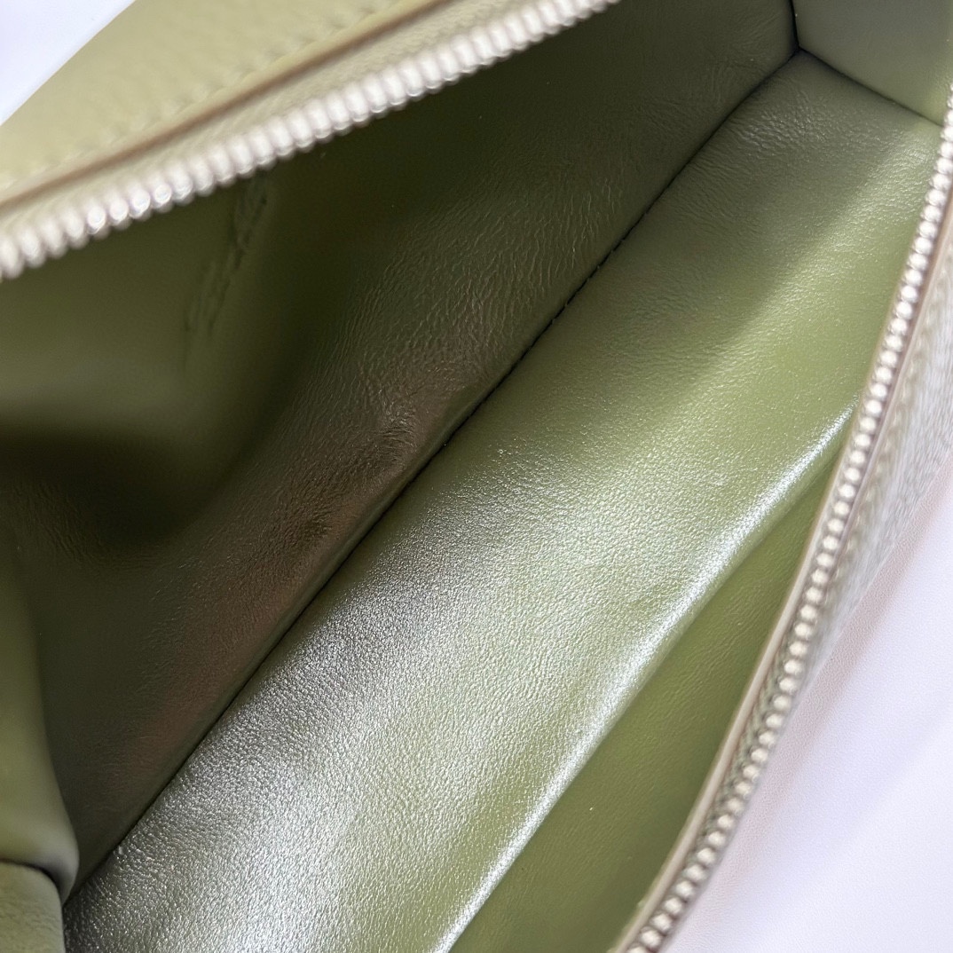 𝓛𝓸𝓻𝓸 𝓟𝓲𝓪𝓷𝓪諾悠翩雅
𝑬𝒙𝒕𝒓𝒂 𝑷𝒐𝒄𝒌𝒆𝒕 𝑳𝟏𝟗 
這是一款大開口結構的功能性設計的手拿包，經典風格和簡約設計的組合體。包身採用進口原廠小牛皮材質，輕微的錘紋呈現優雅的紋理，內里採用進口原廠小羊皮。皮革手柄和可拆卸肩帶，可打造出不同背法實用百搭。雙向拉鍊開合，搭配My Charms銀色金屬掛飾。（LP特級全鋼配件五金）
size：11×19×6.5cm
貨號：FAN4046
配套全套專櫃禮盒包裝🎁