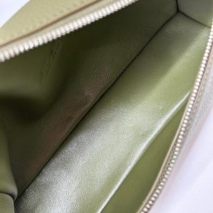 𝓛𝓸𝓻𝓸 𝓟𝓲𝓪𝓷𝓪諾悠翩雅
𝑬𝒙𝒕𝒓𝒂 𝑷𝒐𝒄𝒌𝒆𝒕 𝑳𝟏𝟗 
這是一款大開口結構的功能性設計的手拿包，經典風格和簡約設計的組合體。包身採用進口原廠小牛皮材質，輕微的錘紋呈現優雅的紋理，內里採用進口原廠小羊皮。皮革手柄和可拆卸肩帶，可打造出不同背法實用百搭。雙向拉鍊開合，搭配My Charms銀色金屬掛飾。（LP特級全鋼配件五金）
size：11×19×6.5cm
貨號：FAN4046
配套全套專櫃禮盒包裝🎁