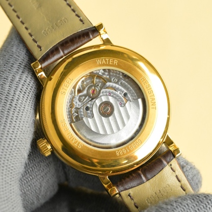 
江詩丹頓【VACHERON CONSTANTIN】傳襲系列男士腕表！全新複雜日月星辰多功能腕表，超強夜光。搭載原裝進口2824-2自動上鏈機械機芯，匯集月份顯示，日月相顯示等功能於一身，堪稱完美，秉承瑞士制表工藝，全鋼鍍納米鉑金表技術，PVD爐內電鍍工藝，法國藍寶石防刮鏡面，進口意大利小牛皮搭配原裝扣，打造出頂級完美產品，尺寸:40*10mm