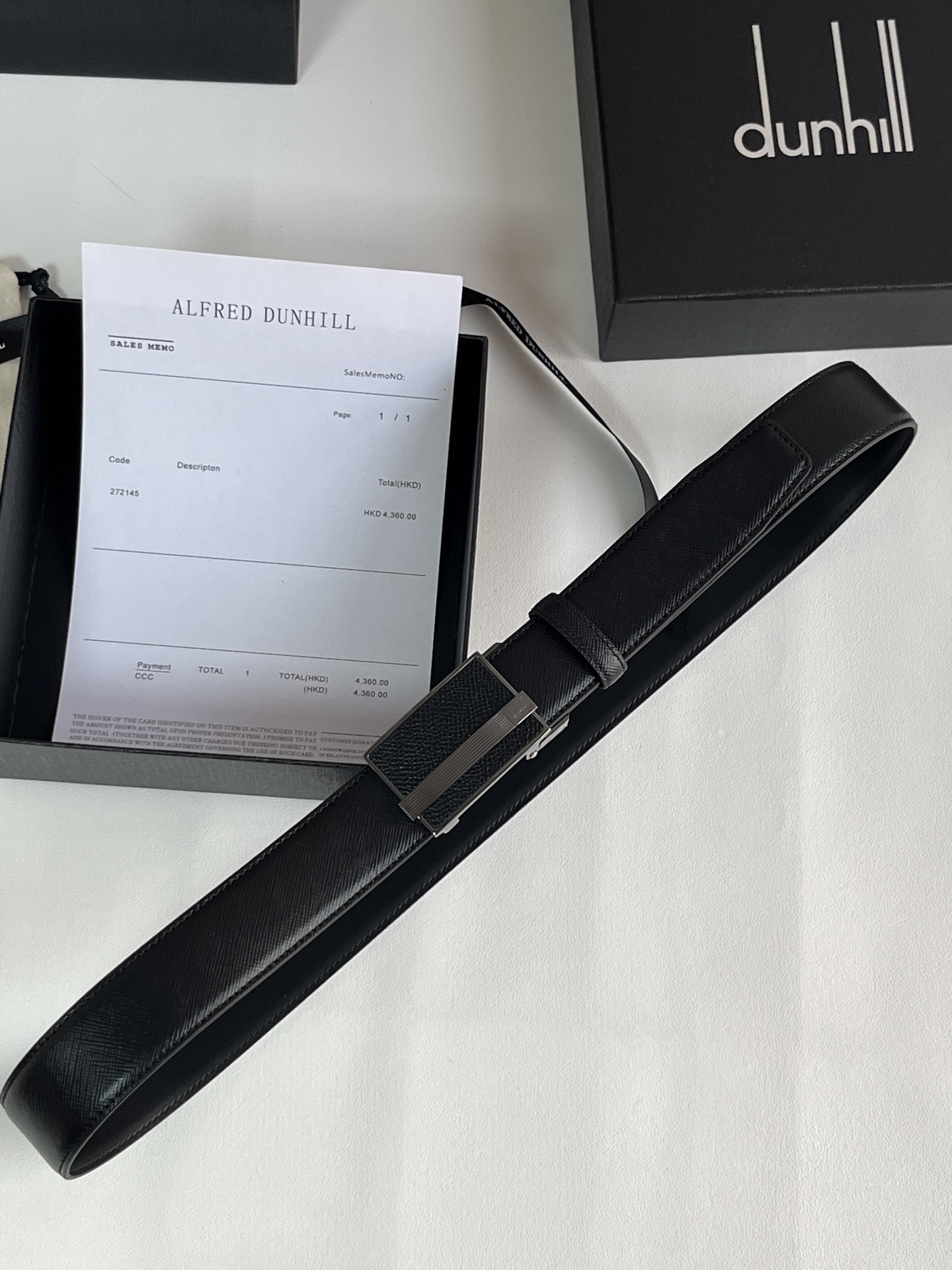 登喜路（Dunhill）是一家英國倫敦的男士奢侈品牌。皮帶以其精湛的工藝和經典的設計，成為男士配飾中的精品。皮帶的質感好、耐用性強，商務休閒百搭款！