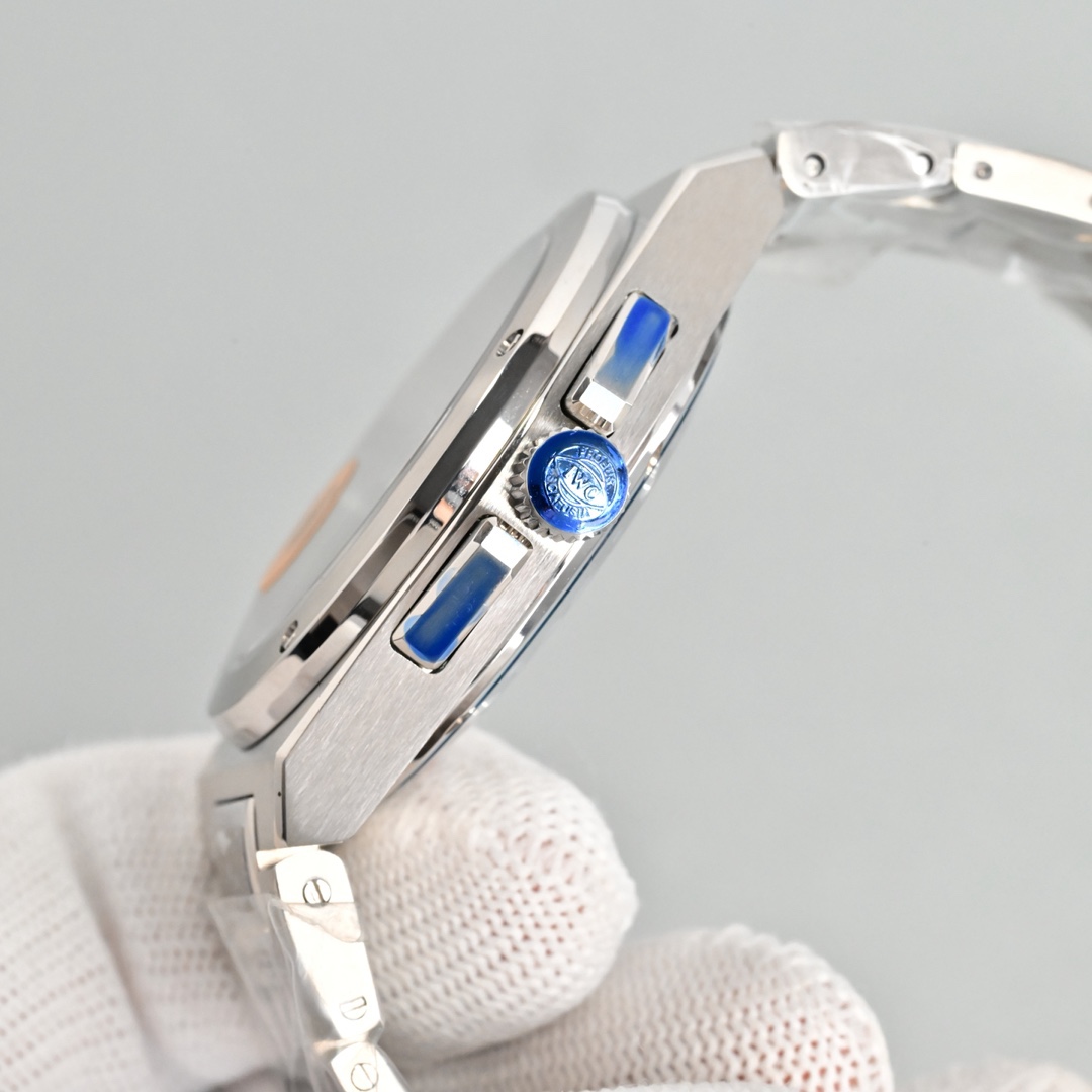 KR新品  萬國工程師系列萬年曆腕表，復刻界最複雜的腕表，所有功能同步原裝，所有功能調節通過把頭控制.
1⃣️【功能介紹】3點鐘位置顯示日曆，9點鐘位置顯示星期，6點鐘月份月相指針顯示。

2⃣️【做工精細】外殼採用原版同樣的三件套結構，中間拉絲，上下殼為拋光，鏡面採用高成本的鍋蓋形藍寶石，使其質感提升。

3⃣️【機芯性能】尺寸41.6mm,機芯採用天津機芯改82600，高效穩定，動力時間長達72小時以上，進行加裝複雜的萬年曆模塊，而且同步所有功能實現同步原裝通過把頭調節。

